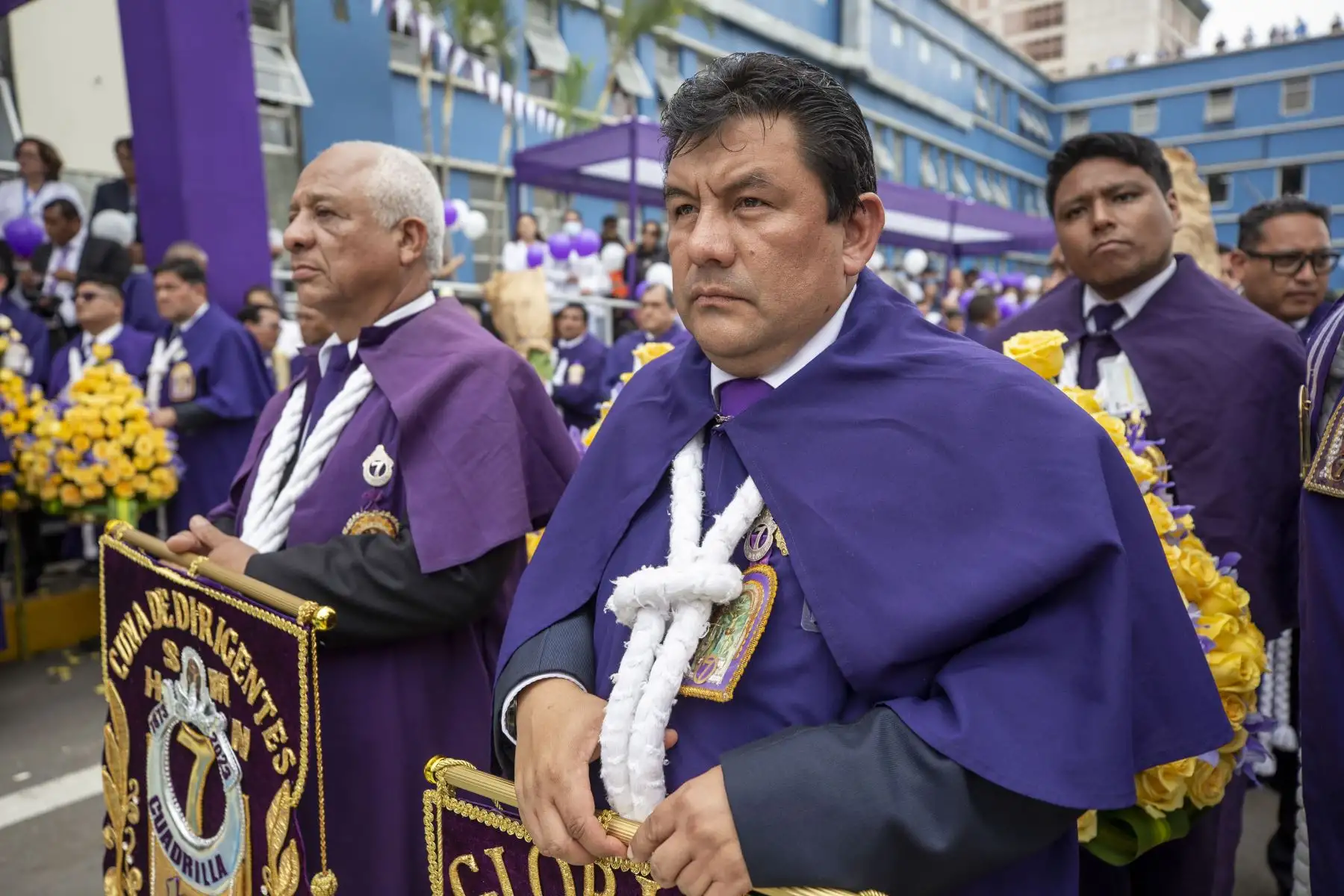 La presidenta ejecutiva de EsSalud, Dra. María Elena Aguilar Del Águila, junto a médicos, enfermeras y pacientes rindió homenaje al Señor de los Milagros en el frontis del hospital Almenara, donde entregó un ramo de flores y una placa escapulario al Cristo Moreno. Foto: ANDINA/EsSAlud
