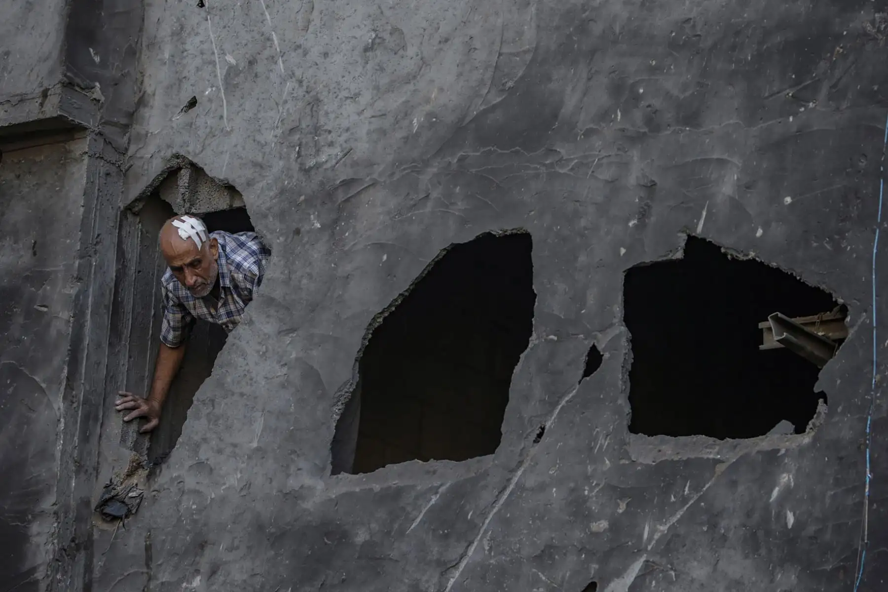 Un hombre herido inspecciona los daños en la iglesia ortodoxa griega de San Porfirio tras un ataque aéreo nocturno en Gaza. Según las autoridades palestinas en Gaza, al menos 18 personas murieron. Más de 4.000 palestinos y 1.400 israelíes han muerto según las Fuerzas de Defensa de Israel (FDI) y la autoridad sanitaria palestina desde que los militantes de Hamás lanzaron un ataque contra Israel desde la Franja de Gaza el 7 de octubre. Foto: EFE