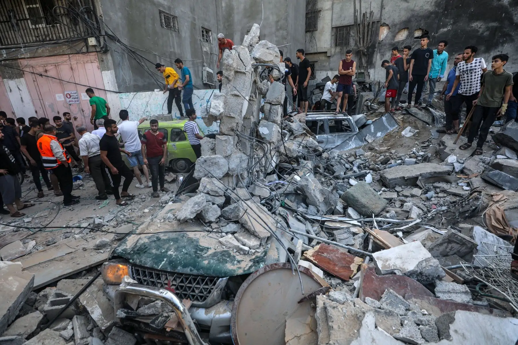 Los palestinos inspeccionan los daños alrededor de la iglesia ortodoxa griega de San Porfirio tras un ataque aéreo nocturno en Gaza. Al menos 18 personas murieron, según las autoridades palestinas en Gaza. Más de 3.700 palestinos y 1.400 israelíes han muerto según las Fuerzas de Defensa de Israel (FDI) y la autoridad sanitaria palestina desde que los militantes de Hamás lanzaron un ataque contra Israel desde la Franja de Gaza el 7 de octubre. Foto: EFE