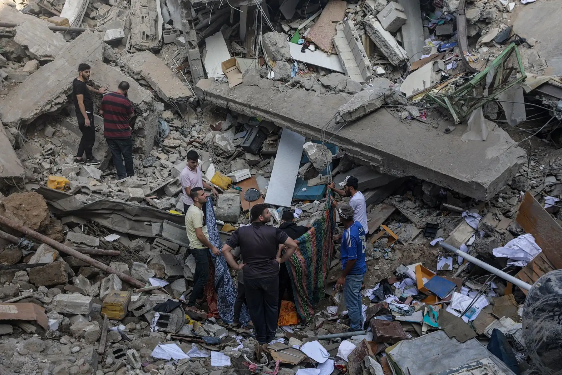 Los palestinos inspeccionan los daños alrededor de la iglesia ortodoxa griega de San Porfirio tras un ataque aéreo nocturno en Gaza. Al menos 18 personas murieron, según las autoridades palestinas en Gaza. Más de 3.700 palestinos y 1.400 israelíes han muerto según las Fuerzas de Defensa de Israel (FDI) y la autoridad sanitaria palestina desde que los militantes de Hamás lanzaron un ataque contra Israel desde la Franja de Gaza el 7 de octubre. Foto: EFE