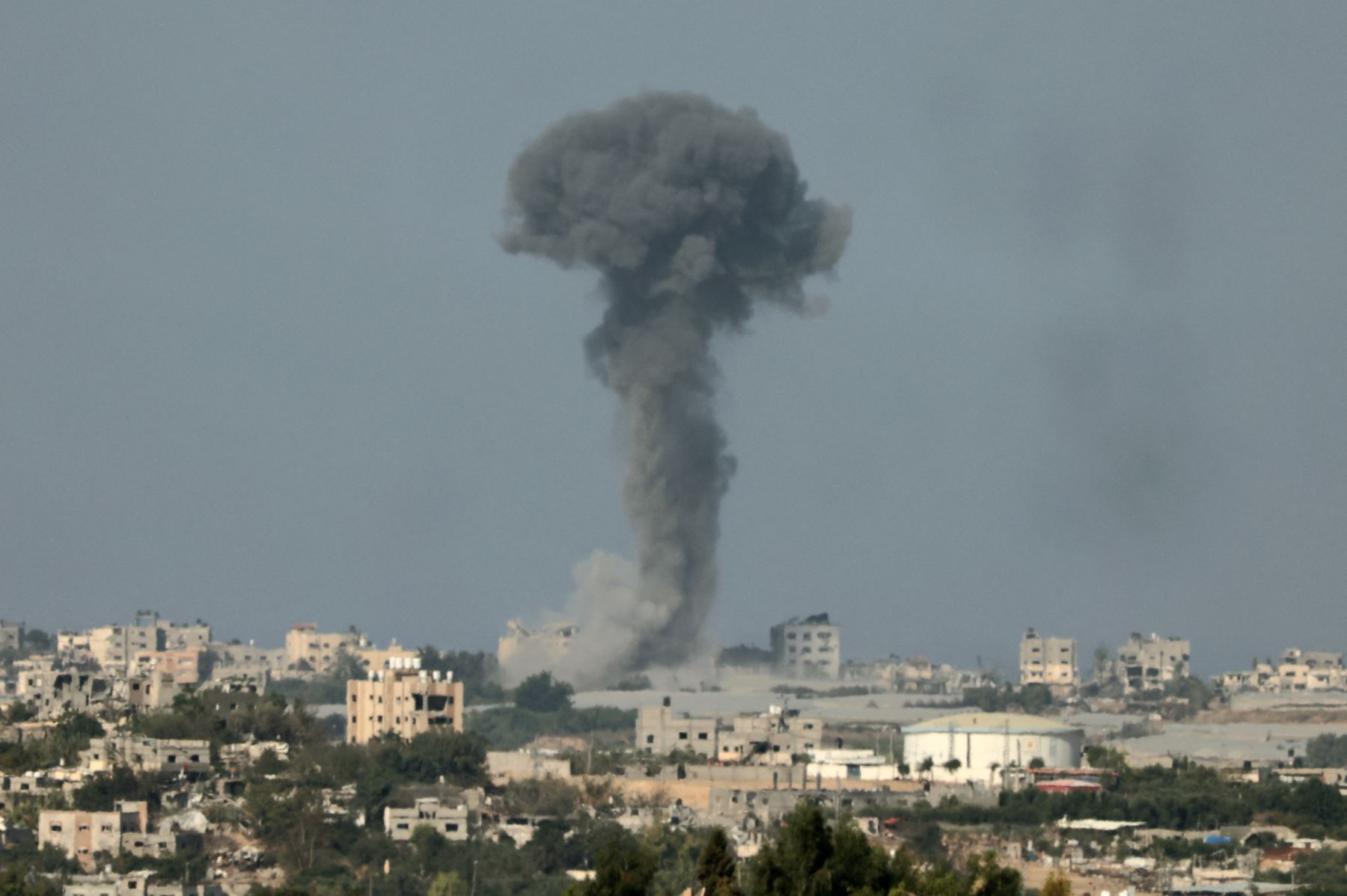 Explosiones sobre el norte de Gaza luego de un ataque israelí (imagen referencial). Foto: AFP