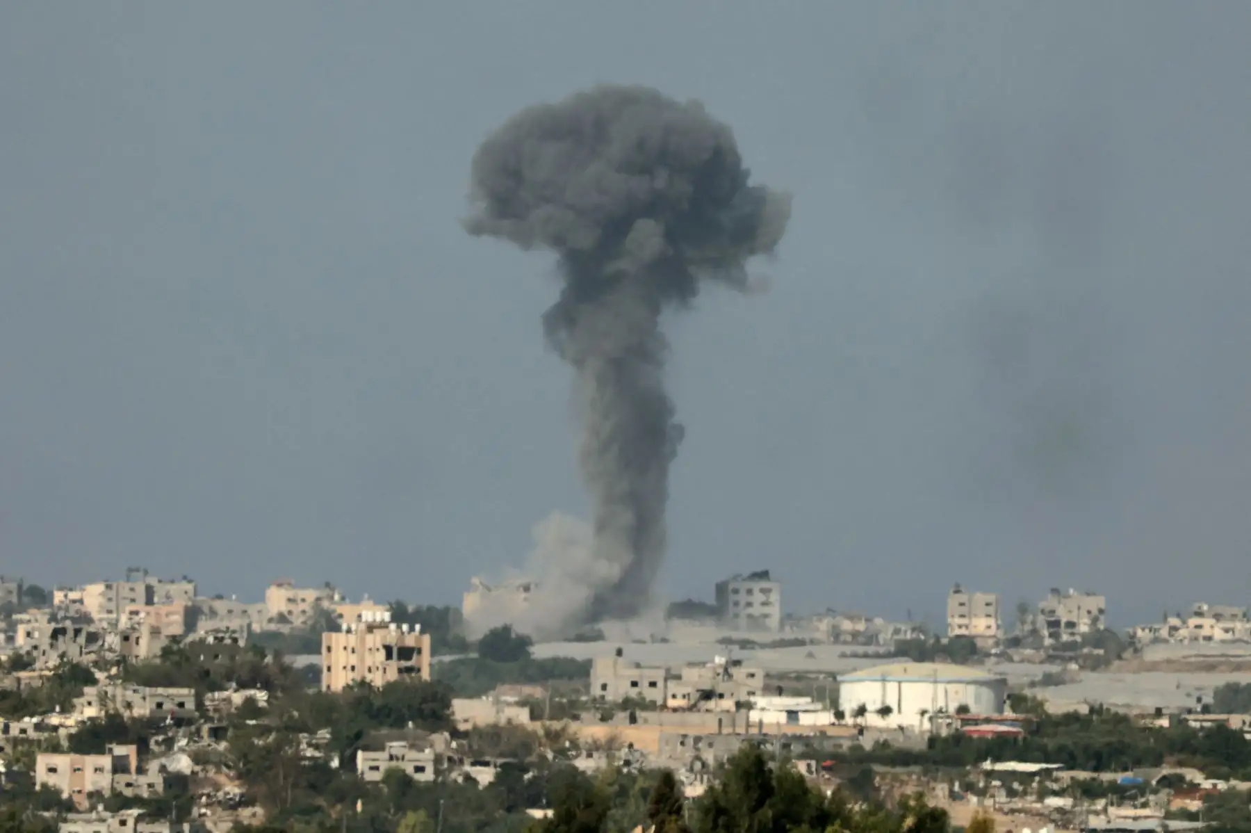 Explosiones sobre el norte de la Franja de Gaza luego de un ataque israelí, en medio de las batallas en curso entre Israel y el grupo palestino Hamás. Foto: AFP