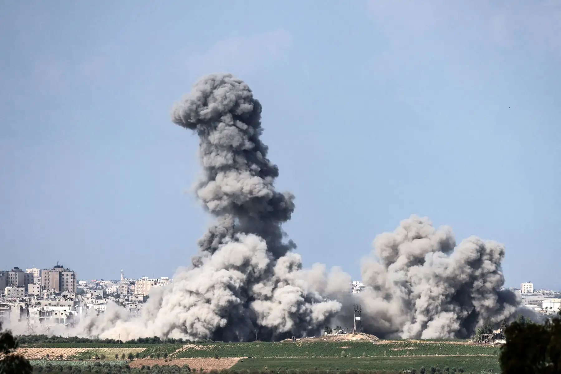 Explosiones sobre el norte de la Franja de Gaza luego de un ataque israelí, en medio de las batallas en curso entre Israel y el grupo palestino Hamás. Foto: AFP