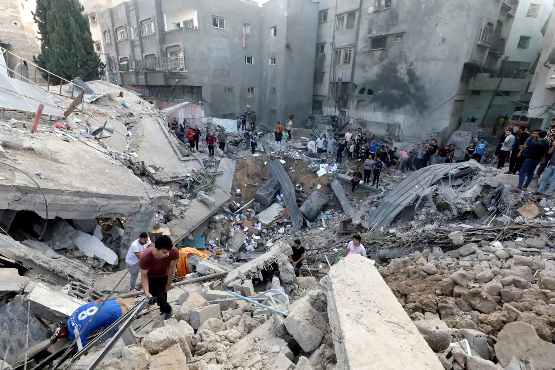 Los palestinos registran el anexo destruido de la Iglesia Ortodoxa Griega de San Porfirio, la iglesia más antigua todavía en uso en Gaza, dañada en un ataque a la ciudad de Gaza, en medio de las batallas en curso entre Israel y el grupo palestino Hamás. Foto: AFP