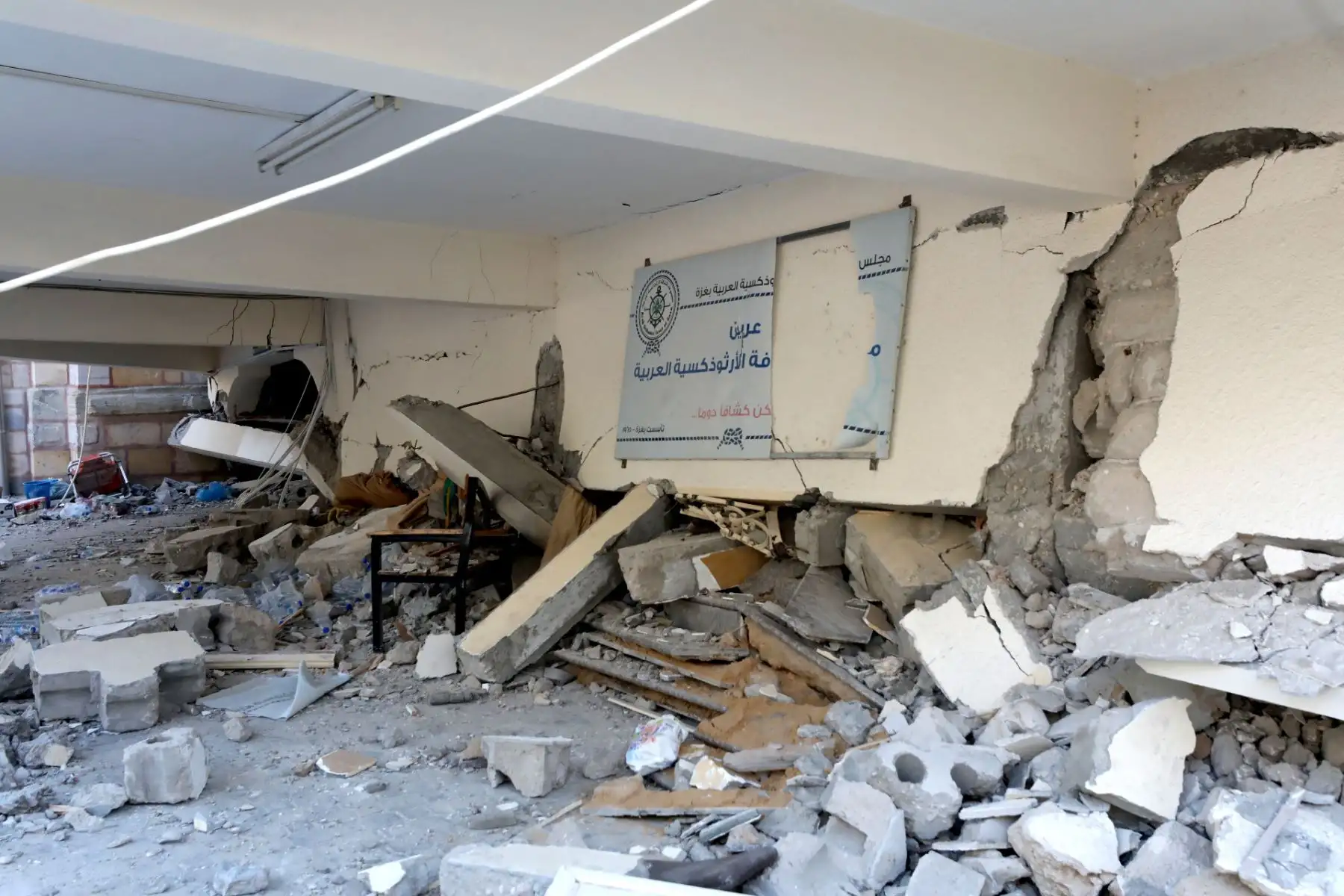 Los palestinos registran el anexo destruido de la Iglesia Ortodoxa Griega de San Porfirio, la iglesia más antigua todavía en uso en Gaza, dañada en un ataque a la ciudad de Gaza, en medio de las batallas en curso entre Israel y el grupo palestino Hamás. Foto: AFP