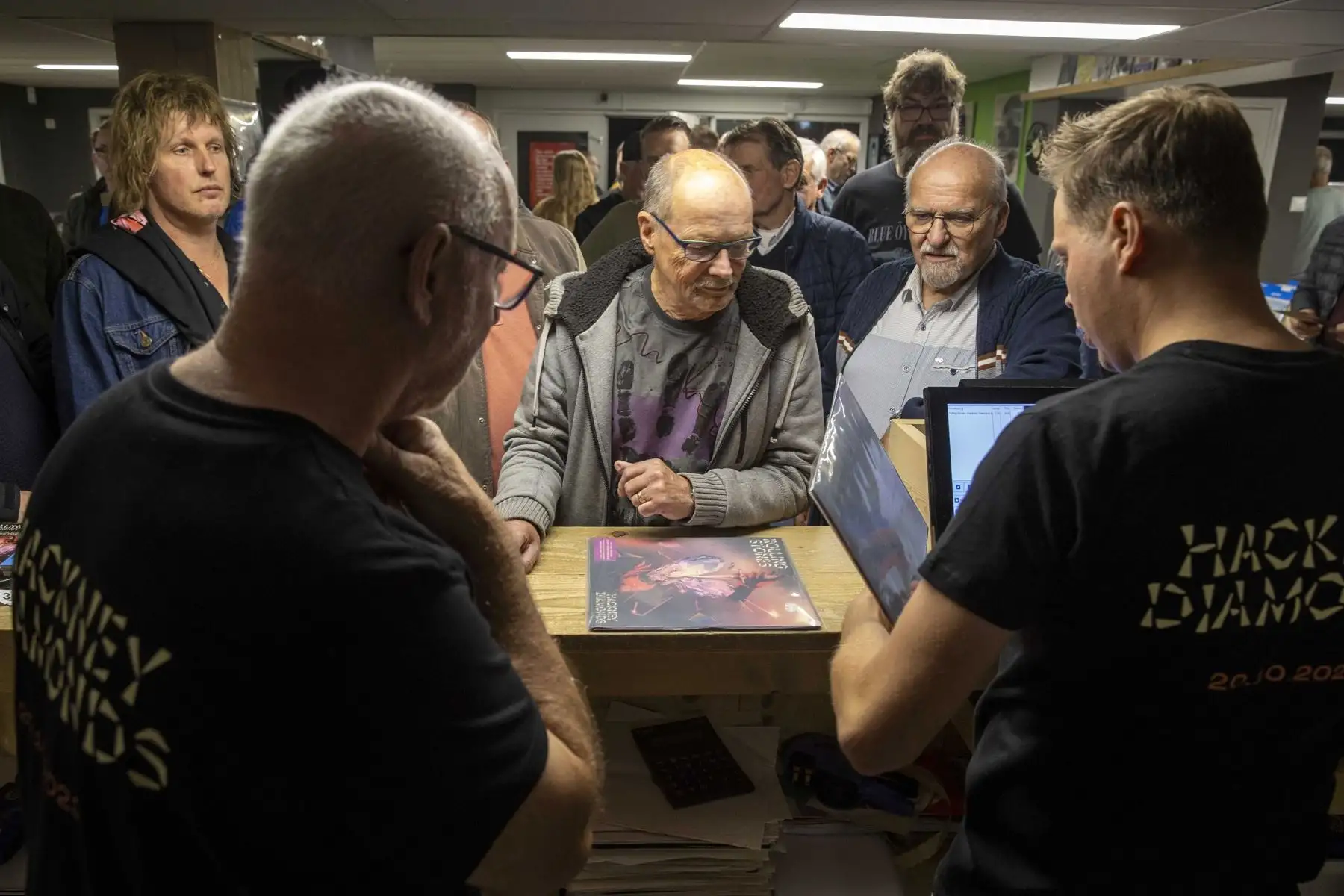 Los fanáticos esperan en una tienda de discos en Geesteren, Países Bajos, el 20 de octubre de 2023, el inicio de las ventas del álbum Hackney Diamonds de los Rolling Stones. En toda Holanda, 30 tiendas de discos abrieron por la noche para vender el nuevo álbum. Foto: EFE