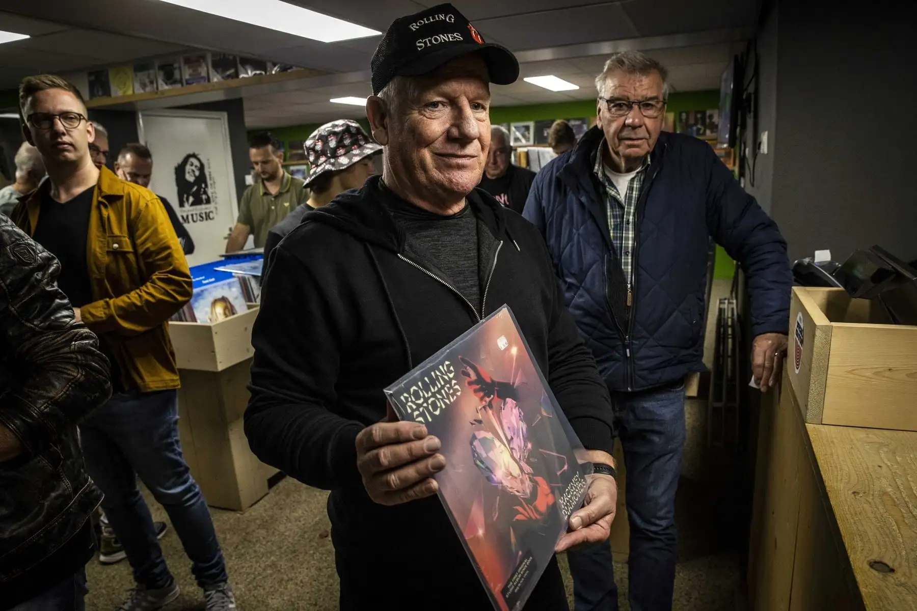 Los fanáticos esperan en una tienda de discos en Geesteren, Países Bajos, el 20 de octubre de 2023, el inicio de las ventas del álbum Hackney Diamonds de los Rolling Stones. En toda Holanda, 30 tiendas de discos abrieron por la noche para vender el nuevo álbum. Foto: EFE