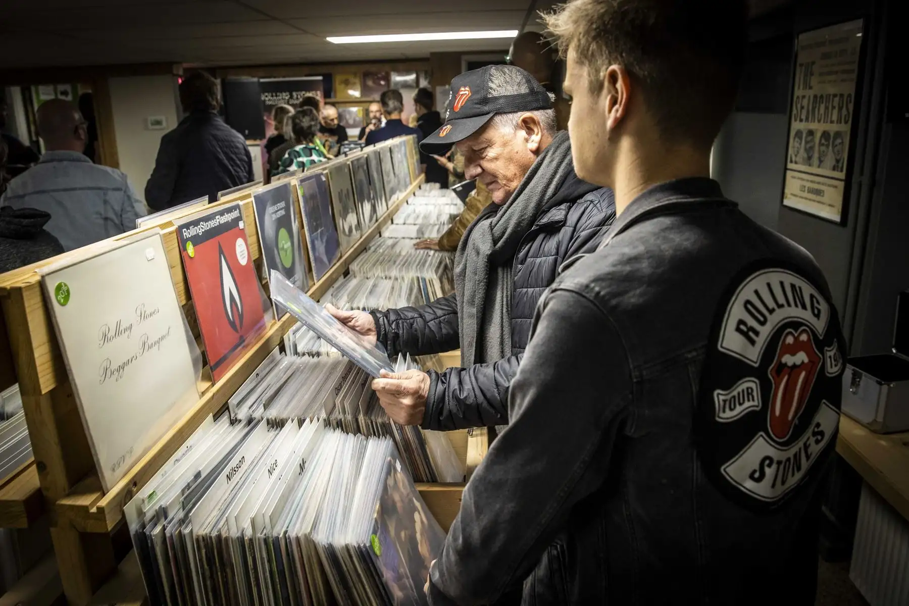 Los fanáticos esperan en una tienda de discos en Geesteren, Países Bajos, el 20 de octubre de 2023, el inicio de las ventas del álbum Hackney Diamonds de los Rolling Stones. En toda Holanda, 30 tiendas de discos abrieron por la noche para vender el nuevo álbum. Foto: EFE