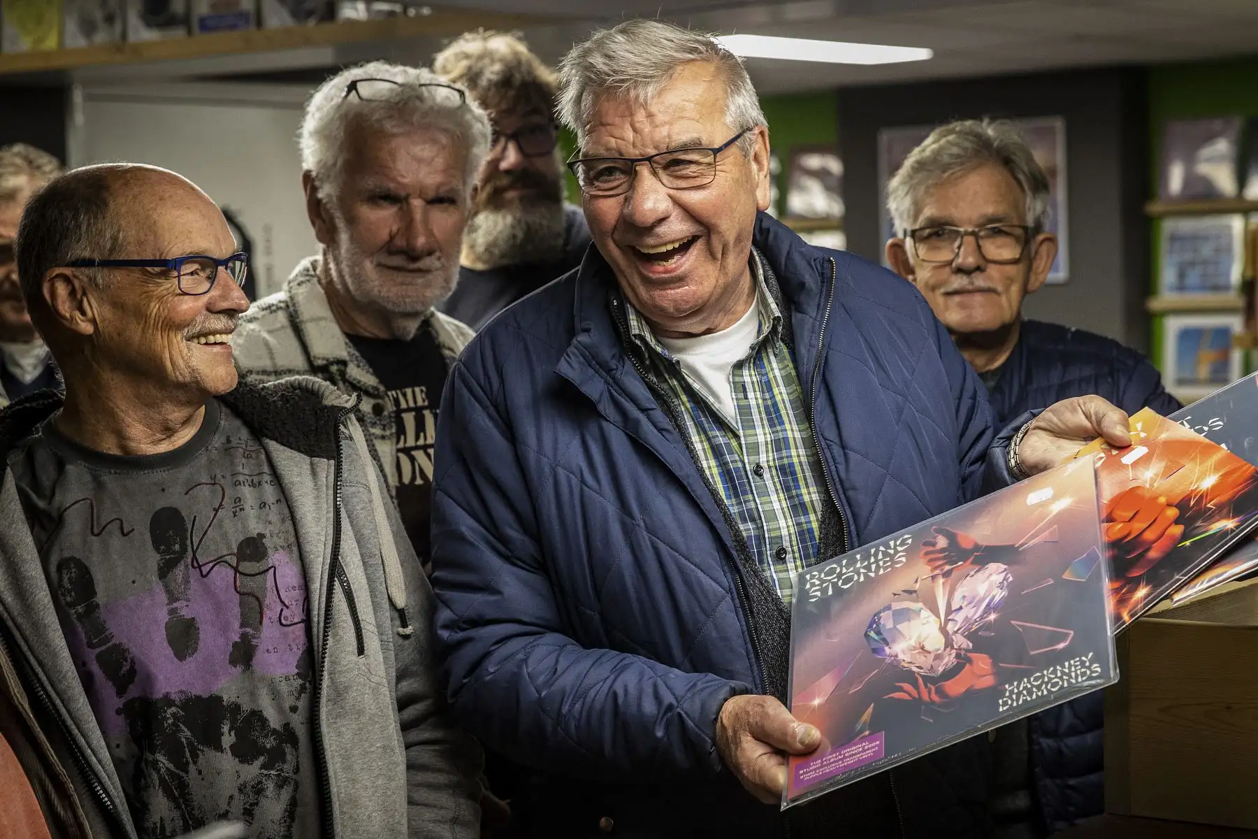 Los fans se reúnen por la noche para el lanzamiento del último álbum de los Rolling Stones, "Hackney Diamonds", en una tienda de música en Geesteren, el 20 de octubre de 2023. En toda Holanda, 30 tiendas de discos abrieron por la noche para vender "Hackney Diamonds". Foto: AFP