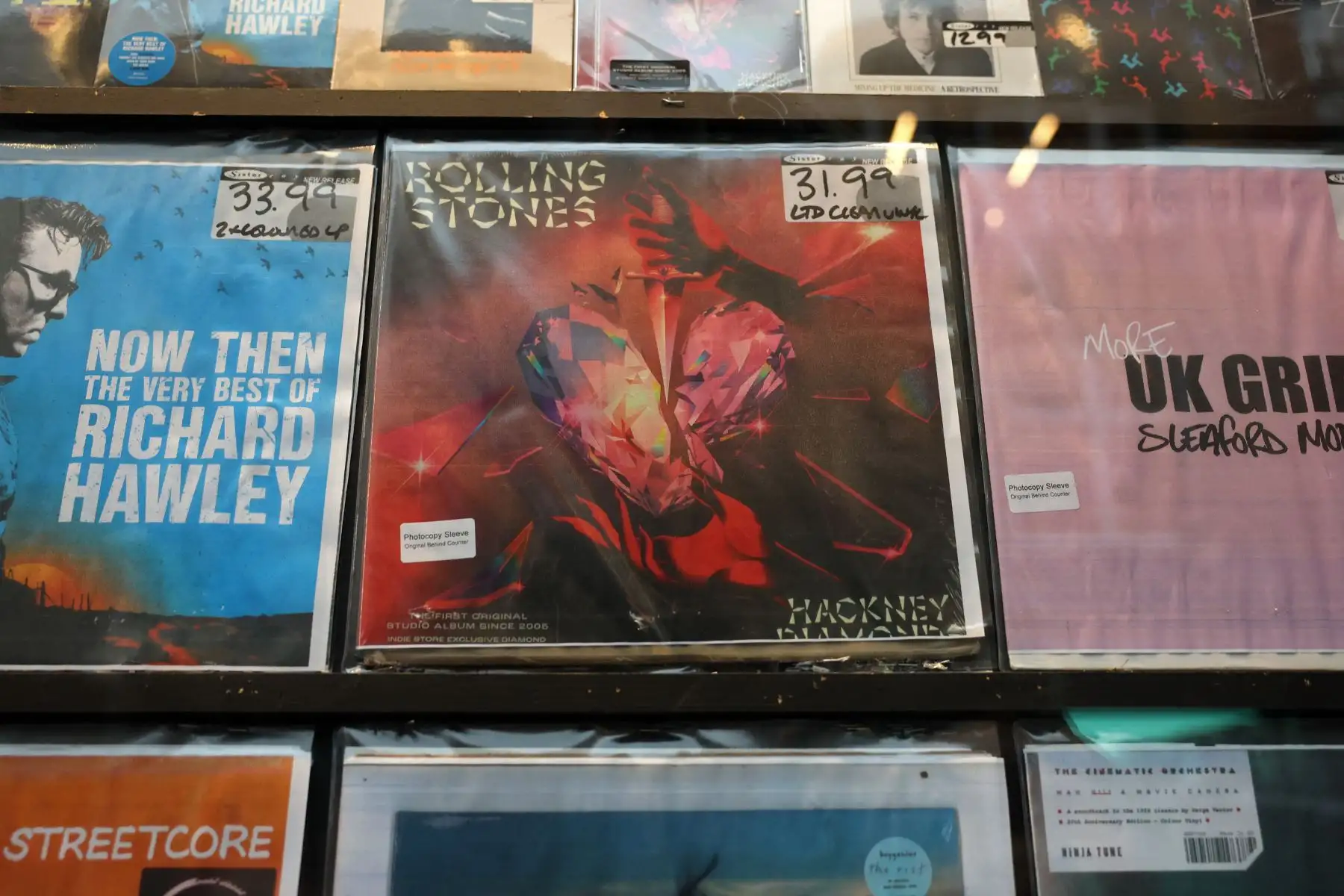 Los fans se reúnen por la noche para el lanzamiento del último álbum de los Rolling Stones, "Hackney Diamonds", en una tienda de música en Geesteren, el 20 de octubre de 2023. En toda Holanda, 30 tiendas de discos abrieron por la noche para vender "Hackney Diamonds". Foto: AFP