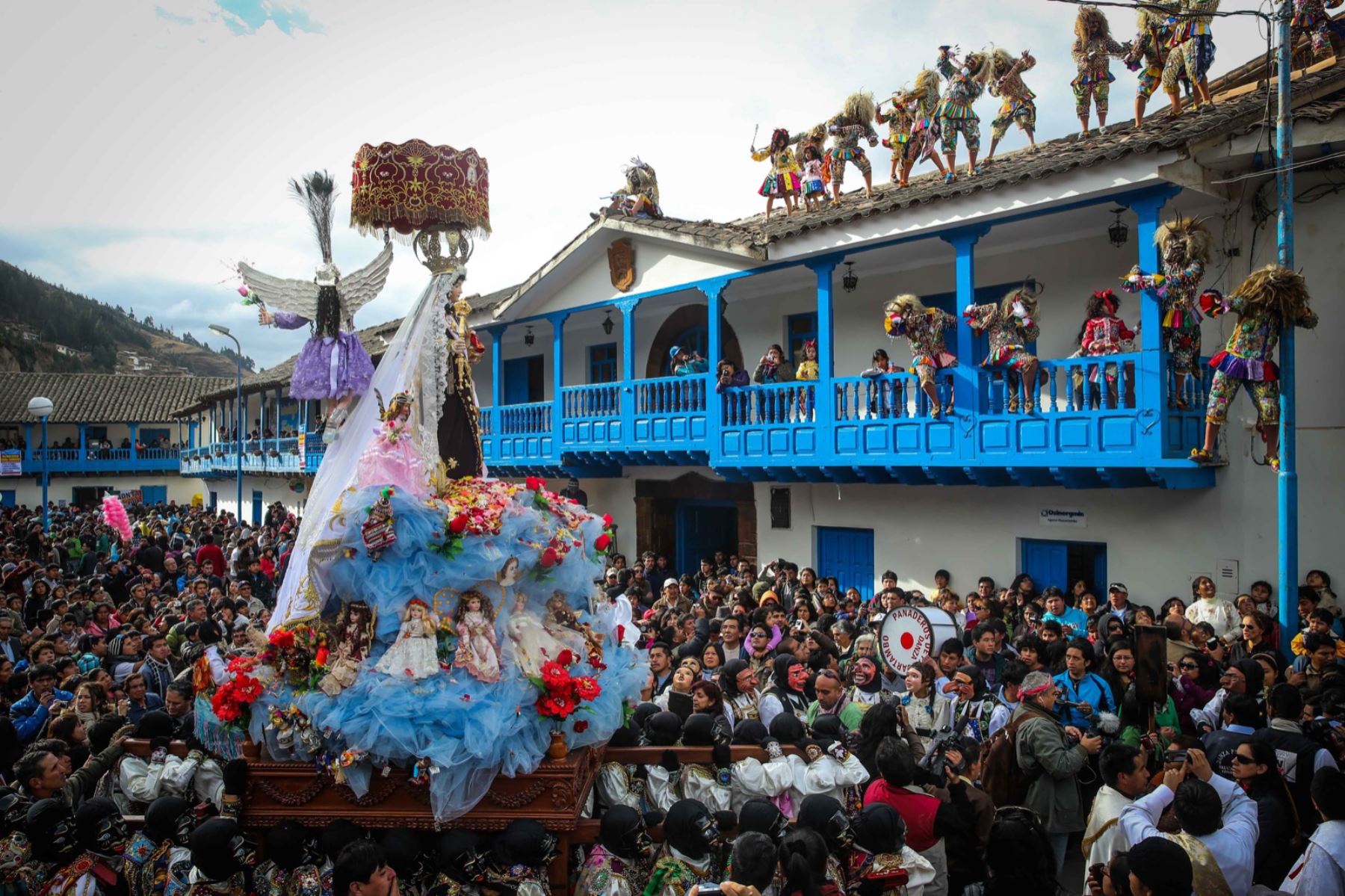 Una de las celebraciones más importantes del mes de julio en el departamento del Cusco es la Festividad en honor de la Virgen del Carmen de Paucartambo, cuya multitudinaria devoción religiosa y apoteósica expresión de identidad le valieron el reconocimiento como Patrimonio Cultural de la Nación. Foto: ANDINA/ Carlos Lezama Villantoy