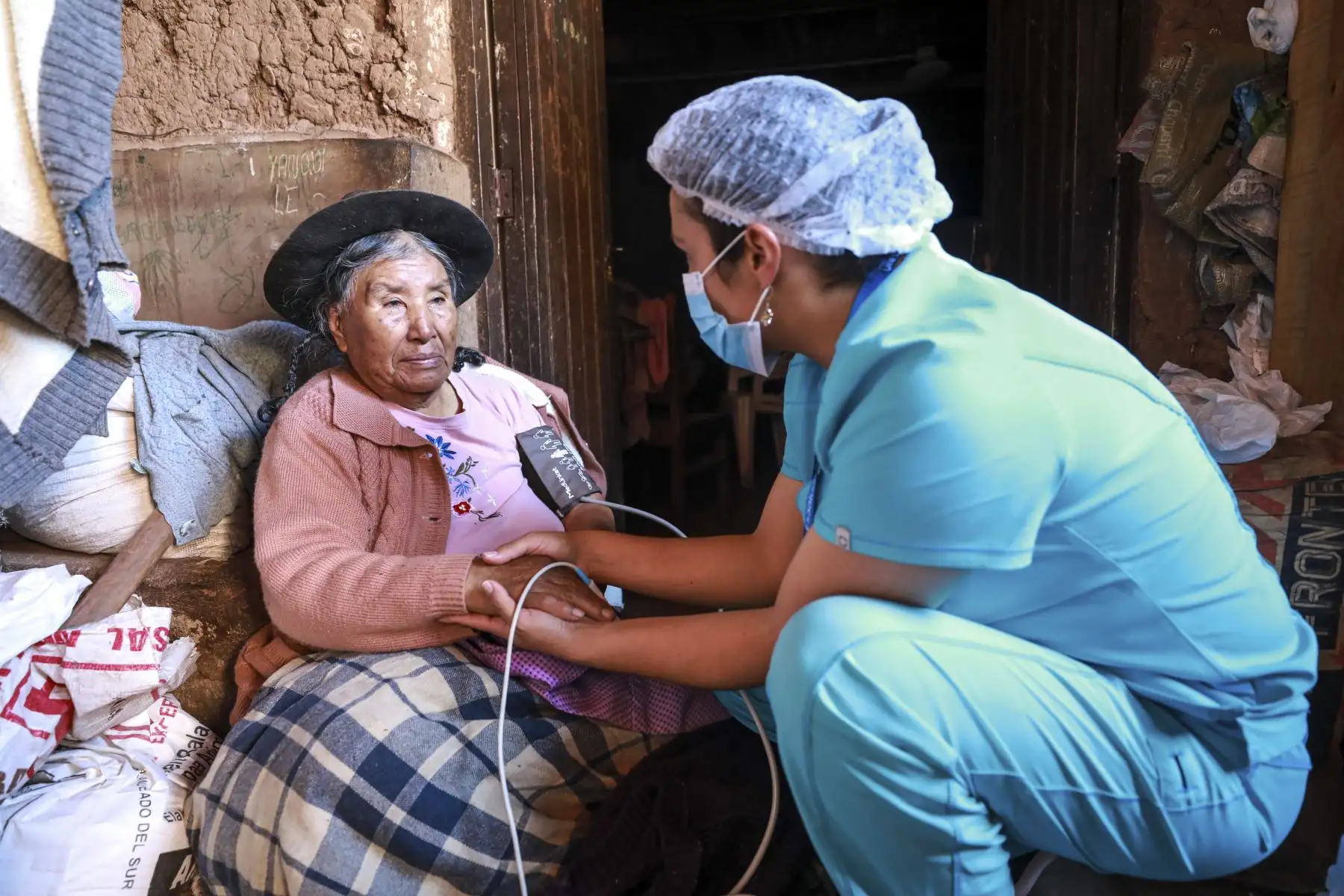 Personal de el Centro Médico Urcos de EsSalud, fue a buscar a pacientes a sus casas en lugar de esperar que vengan a Urcos a solicitar atención, pues muchos son adultos mayores y viven solos.
Foto: EsSalud