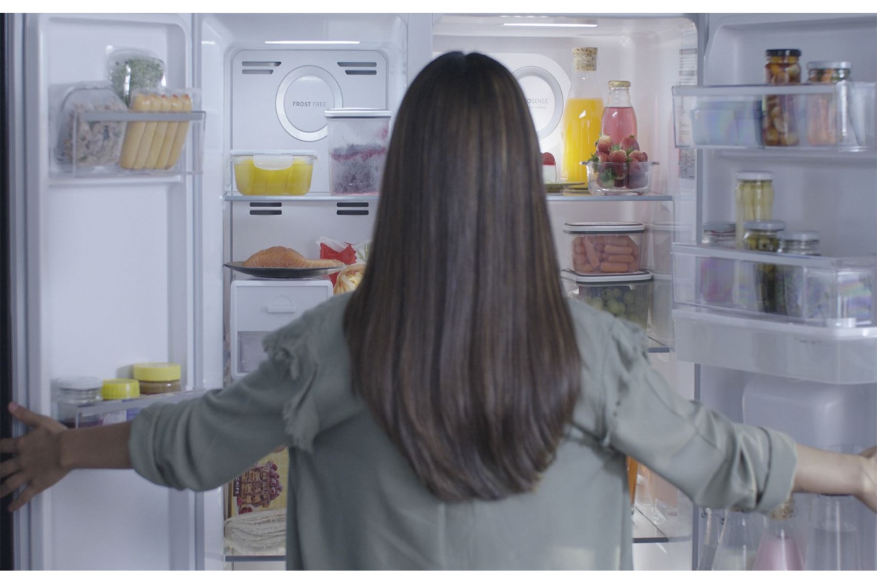 A  menor temperatura, mayor consumo de electricidad. Para que los alimentos se mantengan en buen estado, basta configurar la refrigeradora a 3 o 4 ° C y el freezer o congelador a -18 °C. ANDINA/ Internet.