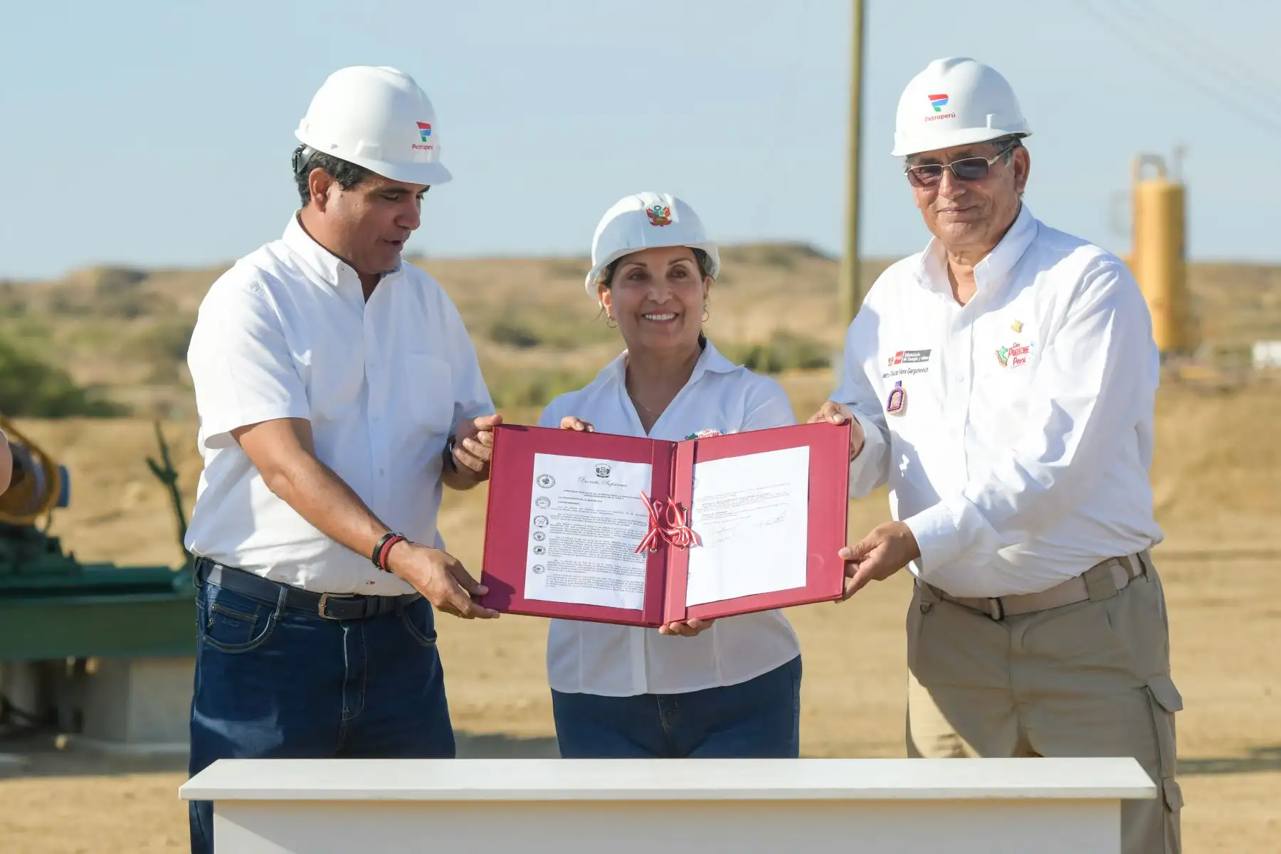 Presidenta Dina Boluarte firma decretos supremos para que Petroperú administre temporalmente lotes I y VI en Talara. Foto: ANDINA/ Presidencia