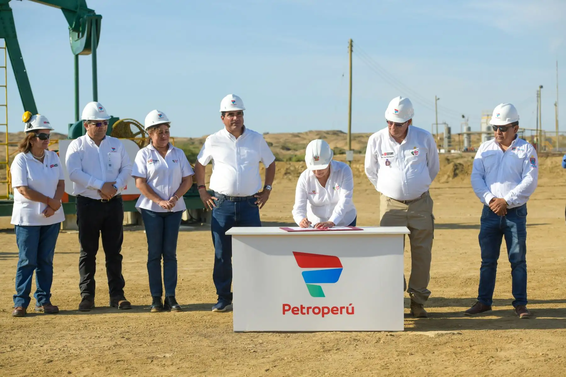 Presidenta Dina Boluarte firma decretos supremos para que Petroperú administre temporalmente lotes I y VI en Talara. Foto: ANDINA/ Presidencia