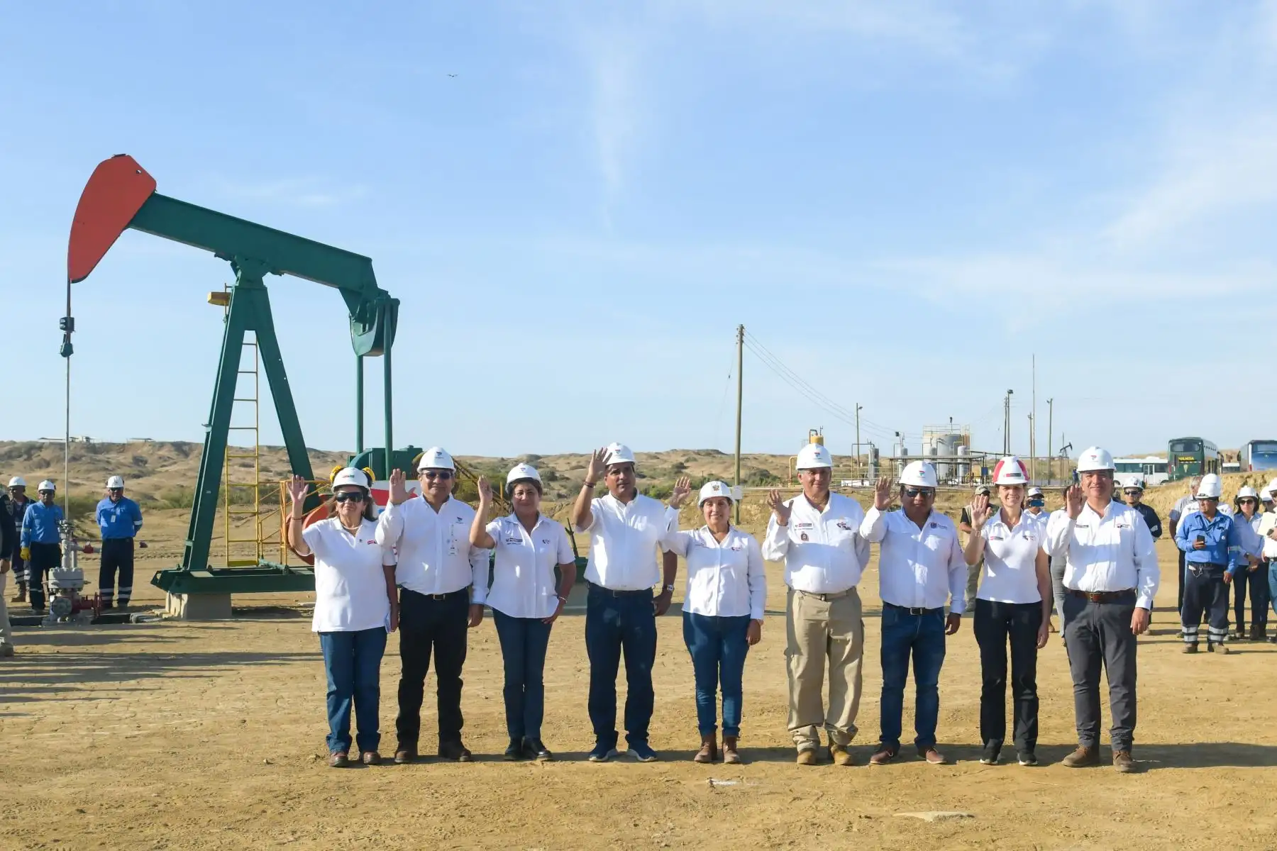 Presidenta Dina Boluarte firma decretos supremos para que Petroperú administre temporalmente lotes I y VI en Talara. Foto: ANDINA/ Presidencia