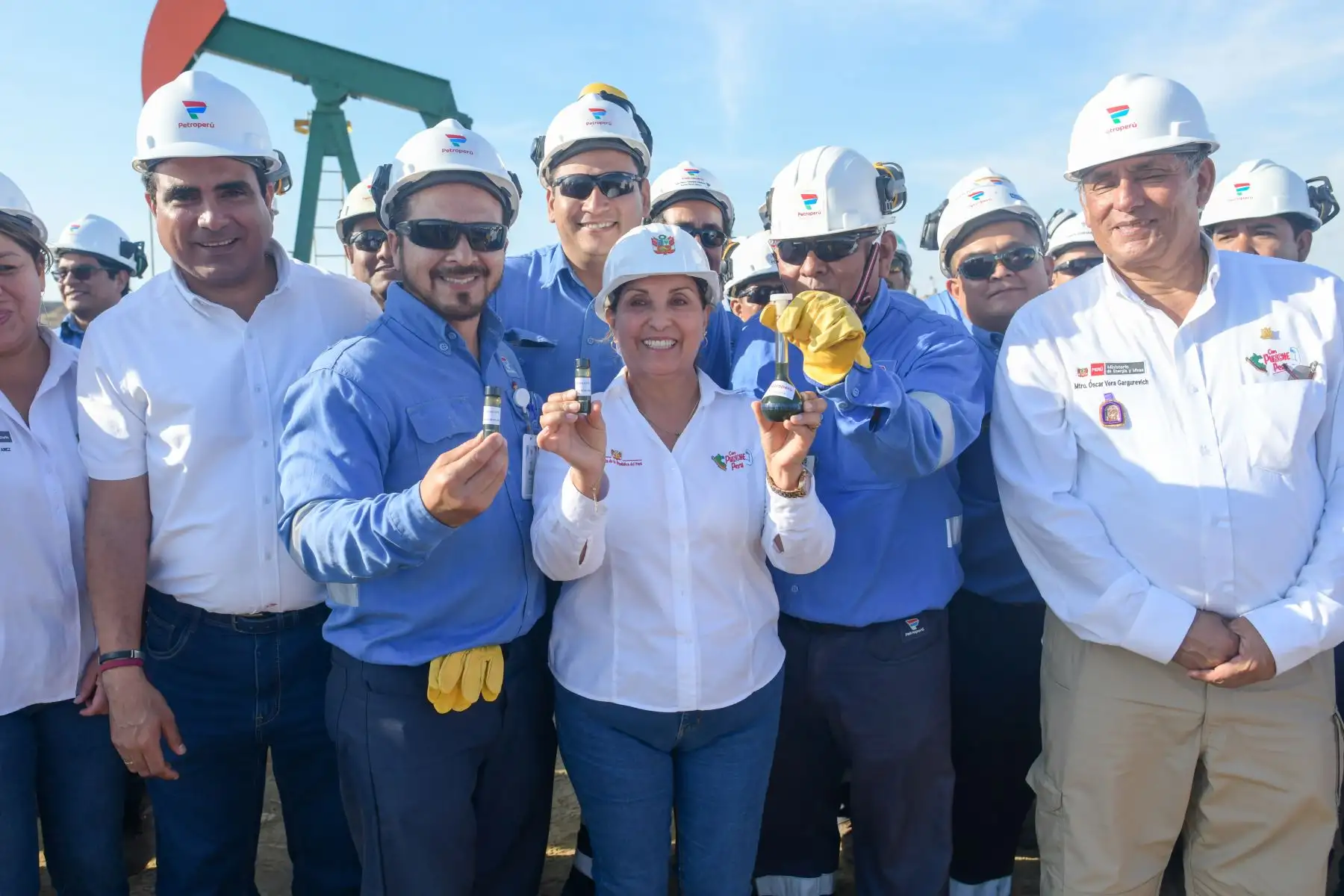 Presidenta Dina Boluarte firma decretos supremos para que Petroperú administre temporalmente lotes I y VI en Talara. Foto: ANDINA/ Presidencia