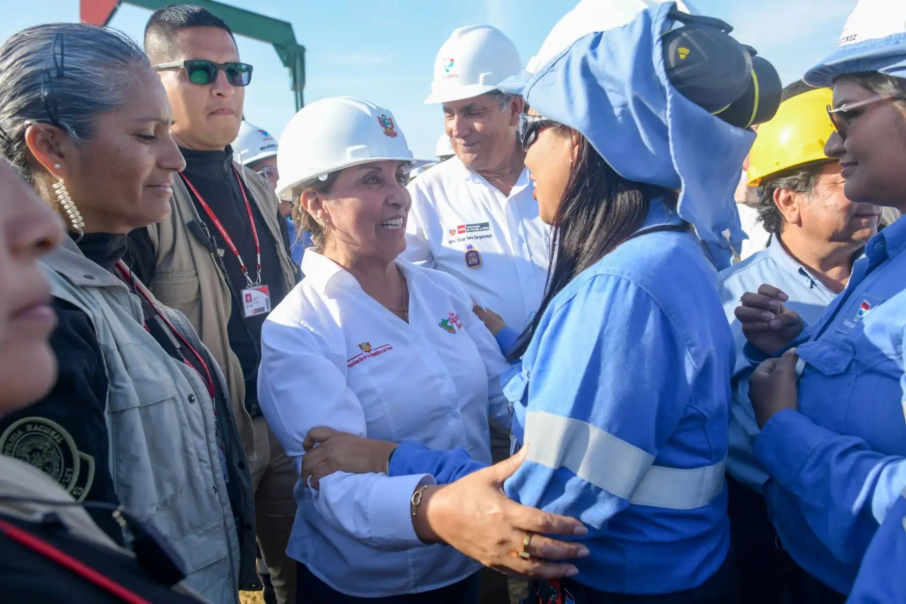 Presidenta Dina Boluarte firma decretos supremos para que Petroperú administre temporalmente lotes I y VI en Talara. Foto: ANDINA/ Presidencia