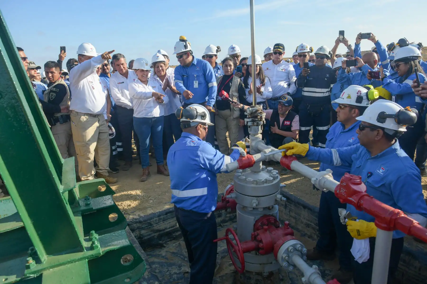 Presidenta Dina Boluarte firma decretos supremos para que Petroperú administre temporalmente lotes I y VI en Talara. Foto: ANDINA/ Presidencia