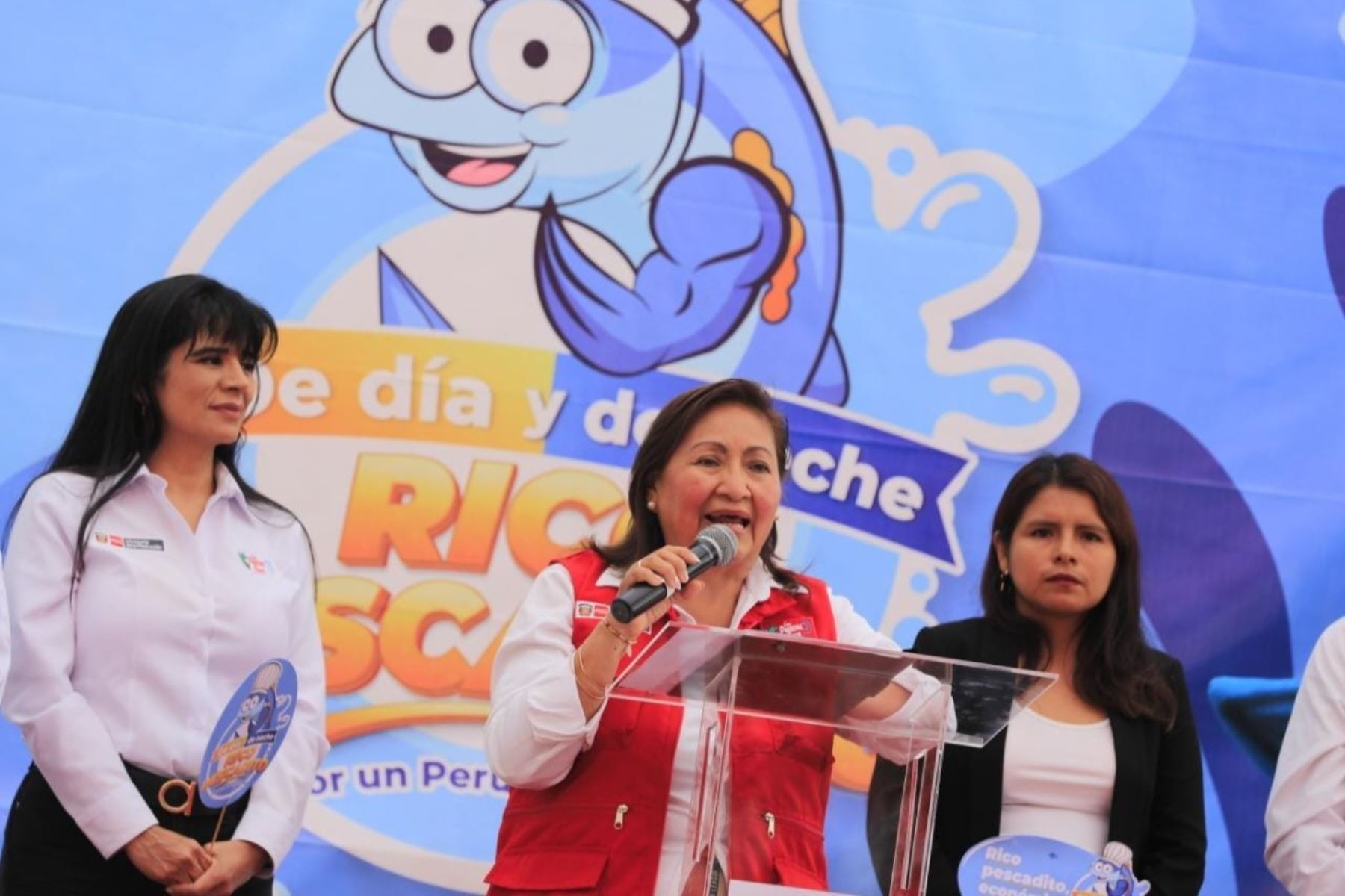 La ministra de la Producción, Ana María Choquehuanca, presentó la campaña "De día y de noche, rico pescadito". Foto: Produce/difusión.