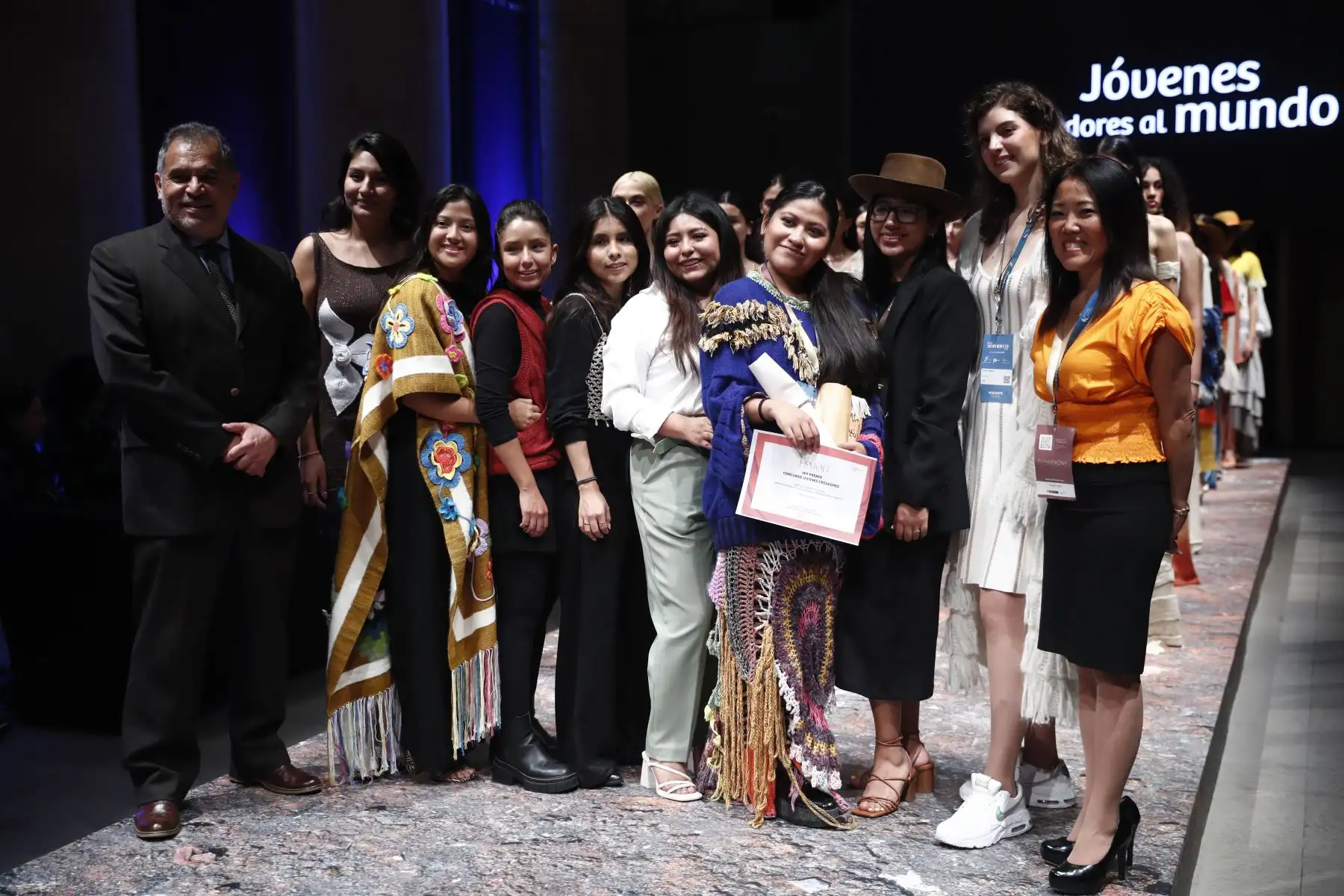 El ministro de Comercio Exterior y Turismo, Juan Carlos Mathews, y la presidenta ejecutiva de Promperú, Angélica Matsuda, participaron en la premiación del concurso Jóvenes Creadores al Mundo, en el marco del Perú Moda Deco 2023. Foto: ANDINA/Daniel Bracamonte