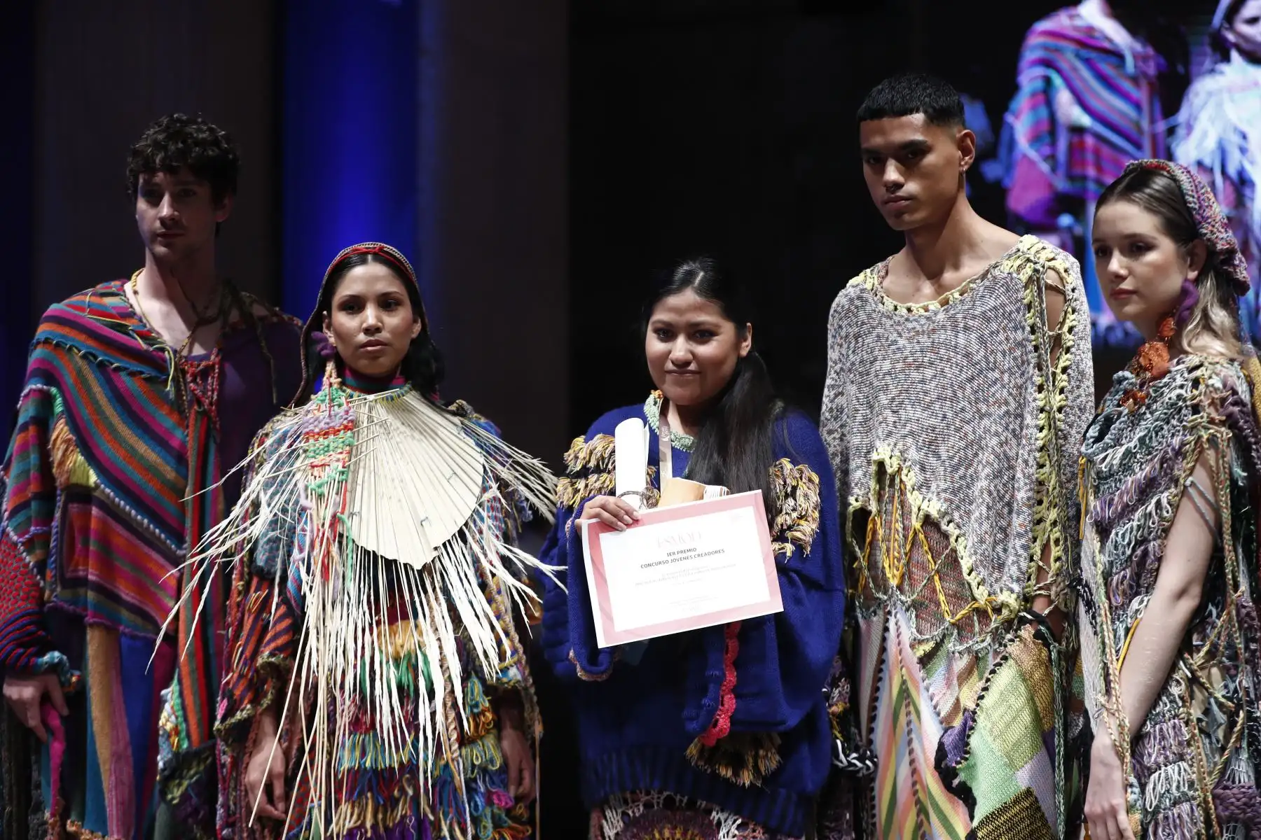 Leslie Larenas es la joven arequipeña que se coronó como la máxima ganadora del concurso Jóvenes Creadores al Mundo, en el marco del Perú Moda Deco 2023. Foto: ANDINA/Daniel Bracamonte