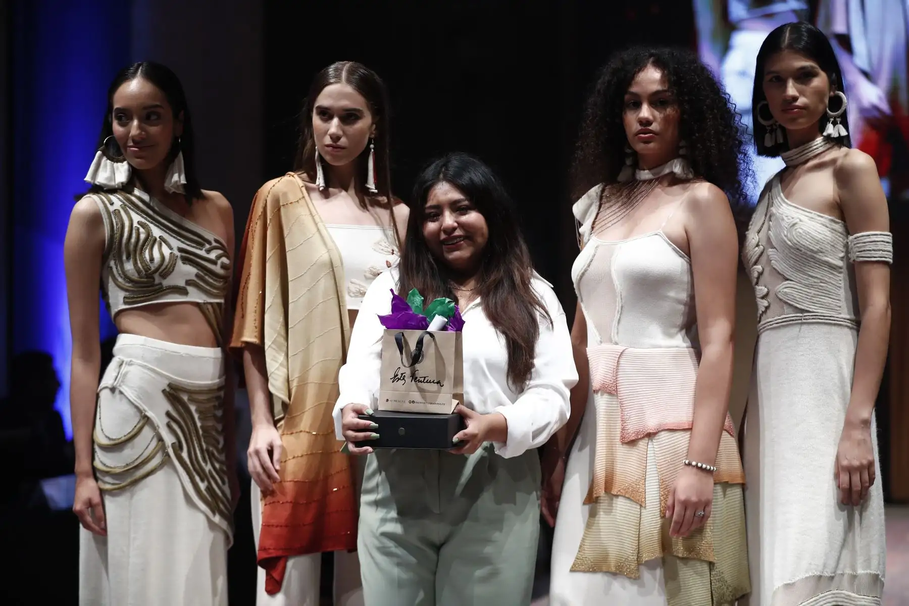 Además del premio mayor del concurso Jóvenes Creadores al Mundo, se entregó un reconocimiento especial a la joven Karen Huamán, proveniente de Junín, quién también destacó con sus bellos diseños textiles. Foto: ANDINA/Daniel Bracamonte