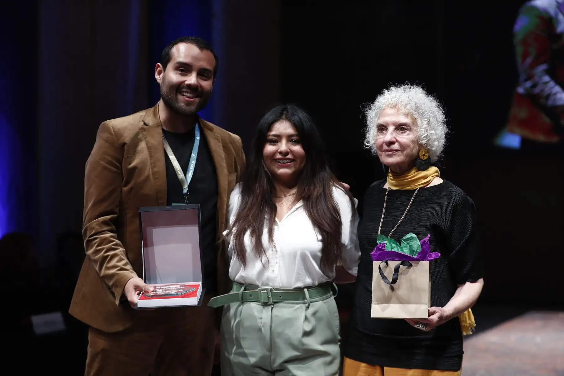 Además del premio mayor del concurso Jóvenes Creadores al Mundo, se entregó un reconocimiento especial a la joven Karen Huamán, proveniente de Junín, quién también destacó con sus bellos diseños textiles. Foto: ANDINA/Daniel Bracamonte