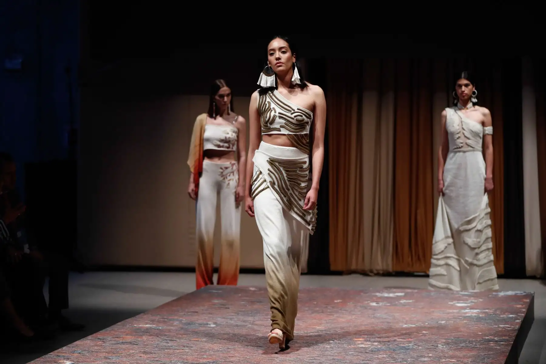Estos son los diseños textiles de Karen Huamán, la joven diseñadora de Junín que obtuvo un reconocimiento especial en el concurso Jóvenes Creadores al Mundo, en el marco del Perú Moda Deco 2023. Foto: ANDINA/Daniel Bracamonte