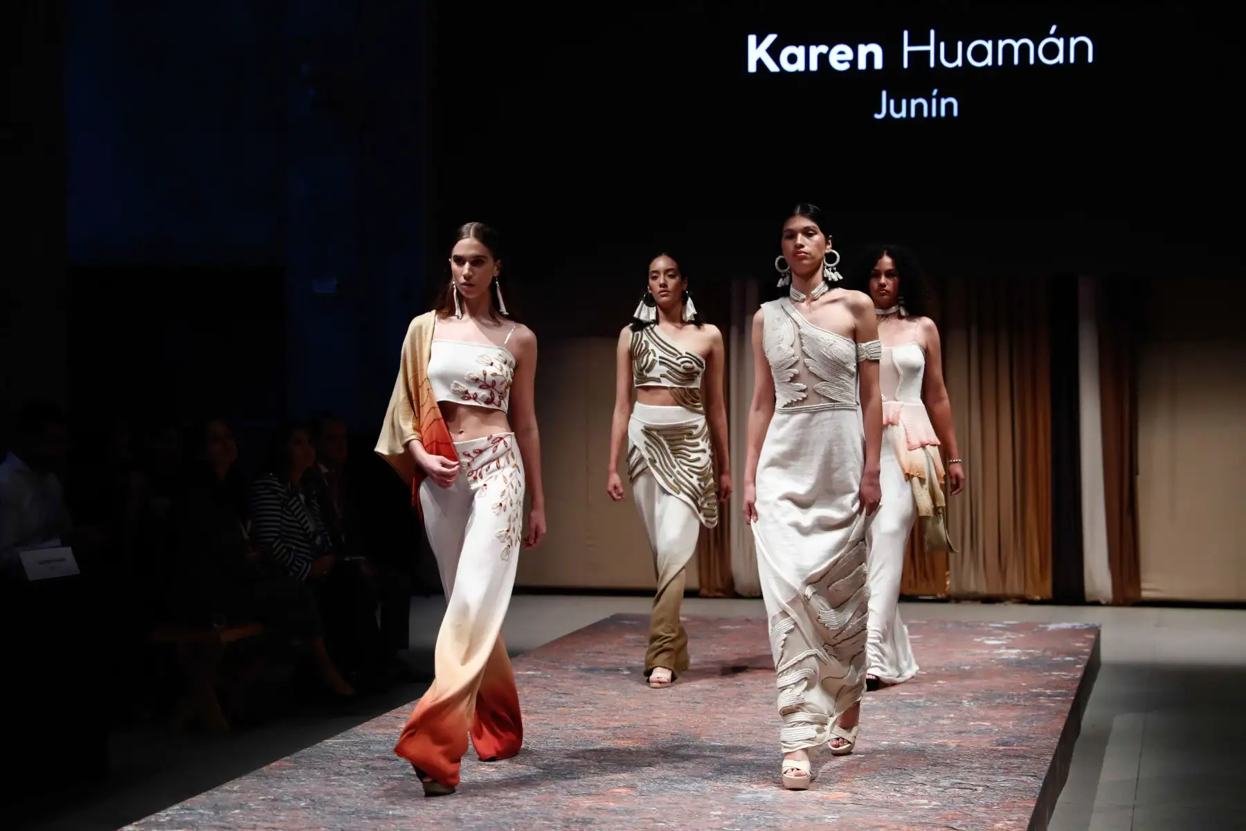 Estos son los diseños textiles de Karen Huamán, la joven diseñadora de Junín que obtuvo un reconocimiento especial en el concurso Jóvenes Creadores al Mundo, en el marco del Perú Moda Deco 2023. Foto: ANDINA/Daniel Bracamonte