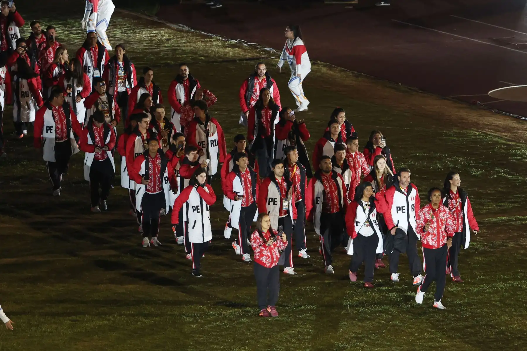 Nuestro país con los abanderados María Fernanda Reyes y Nicolás Pacheco, el presidente del Comité Olímpico Peruano, Renzo Manyari Velazco, la jefa de Misión Leyla Chihuán y la CEO del COP, María Martínez hicieron su ingreso al Estadio Nacional de Chile en el barrio de Ñuñoa a la ceremonia de inauguración que se inició desde las 20:30 horas y culminó luego de dos horas.
Foto: ANDINA/Difusión