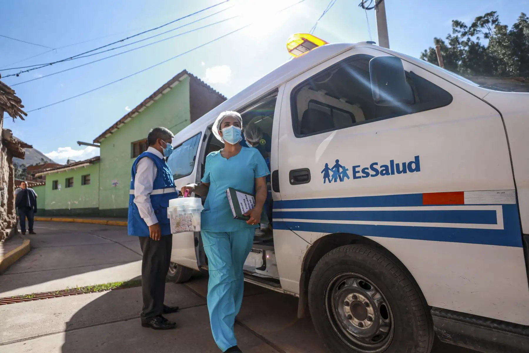 Personal de el Centro Médico Urcos de EsSalud, fue a buscar a pacientes a sus casas en lugar de esperar que vengan a Urcos a solicitar atención, pues muchos son adultos mayores y viven solos.
Foto: EsSalud