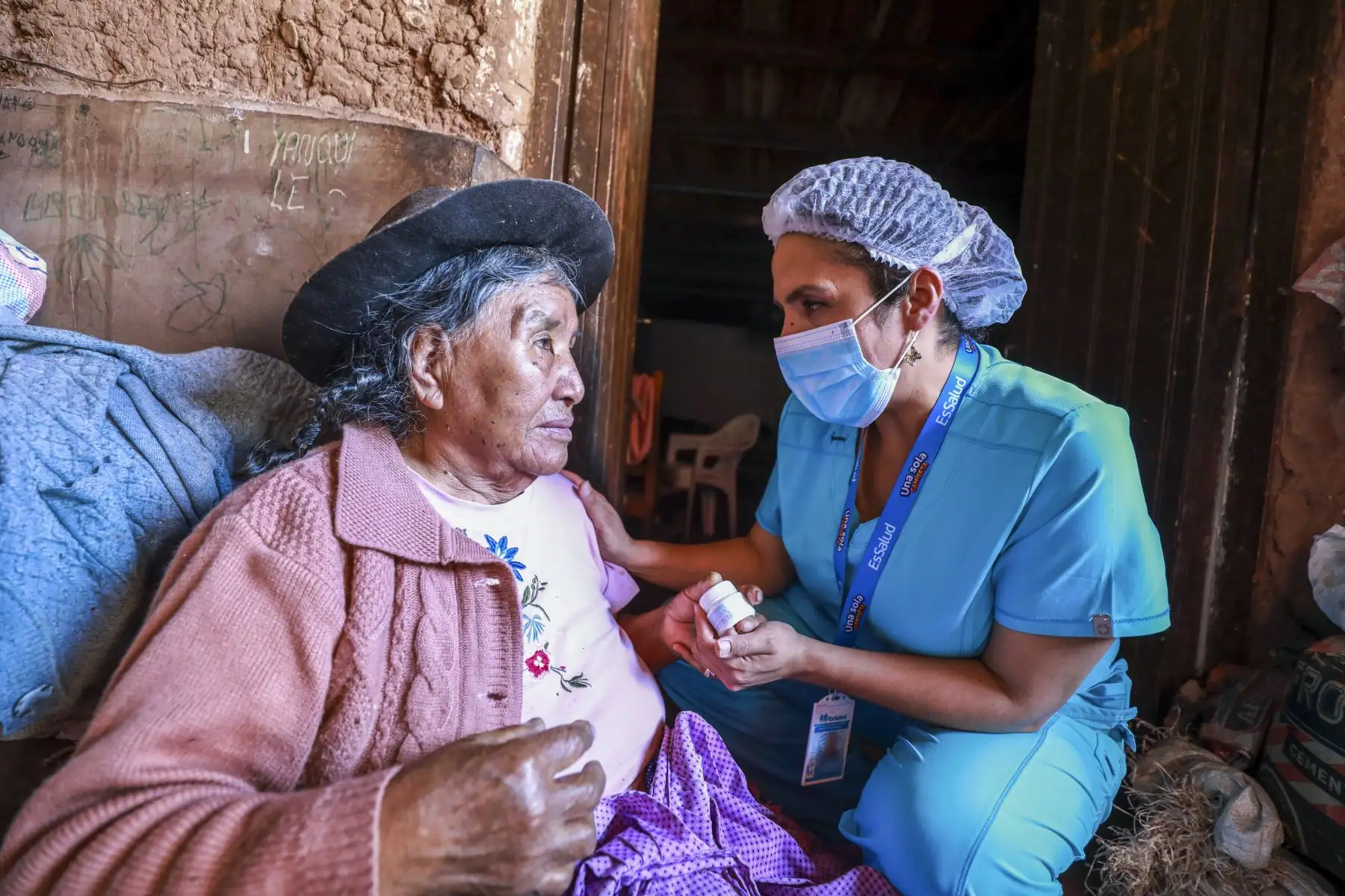 Personal de el Centro Médico Urcos de EsSalud, fue a buscar a pacientes a sus casas en lugar de esperar que vengan a Urcos a solicitar atención, pues muchos son adultos mayores y viven solos.
Foto: EsSalud