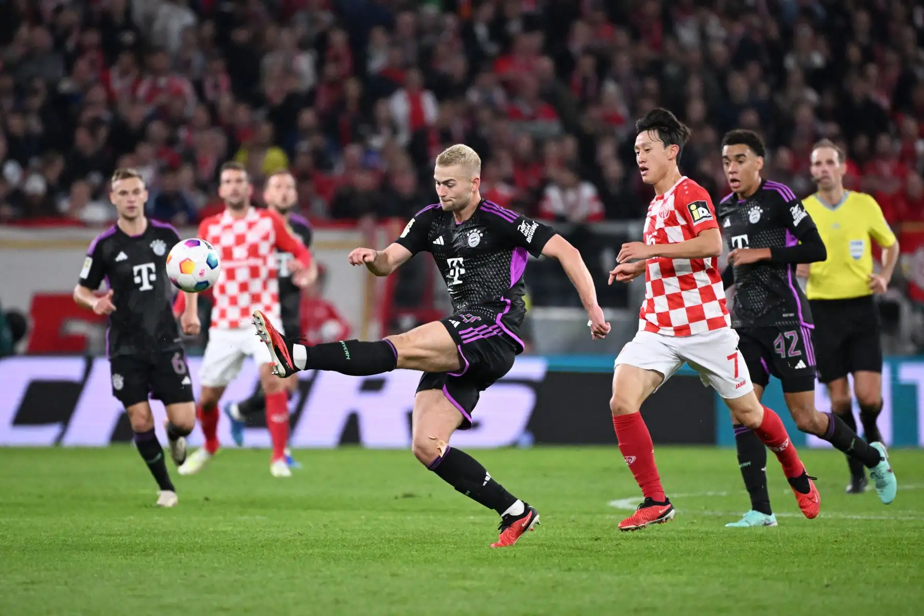 El defensor holandés #04 del Bayern de Múnich, Matthijs de Ligt, controla el balón durante el partido de fútbol de la primera división de la Bundesliga alemana entre Mainz 05 y el FC Bayern de Múnich en Mainz, Alemania occidental, el 21 de octubre de 2023.
Foto: AFP