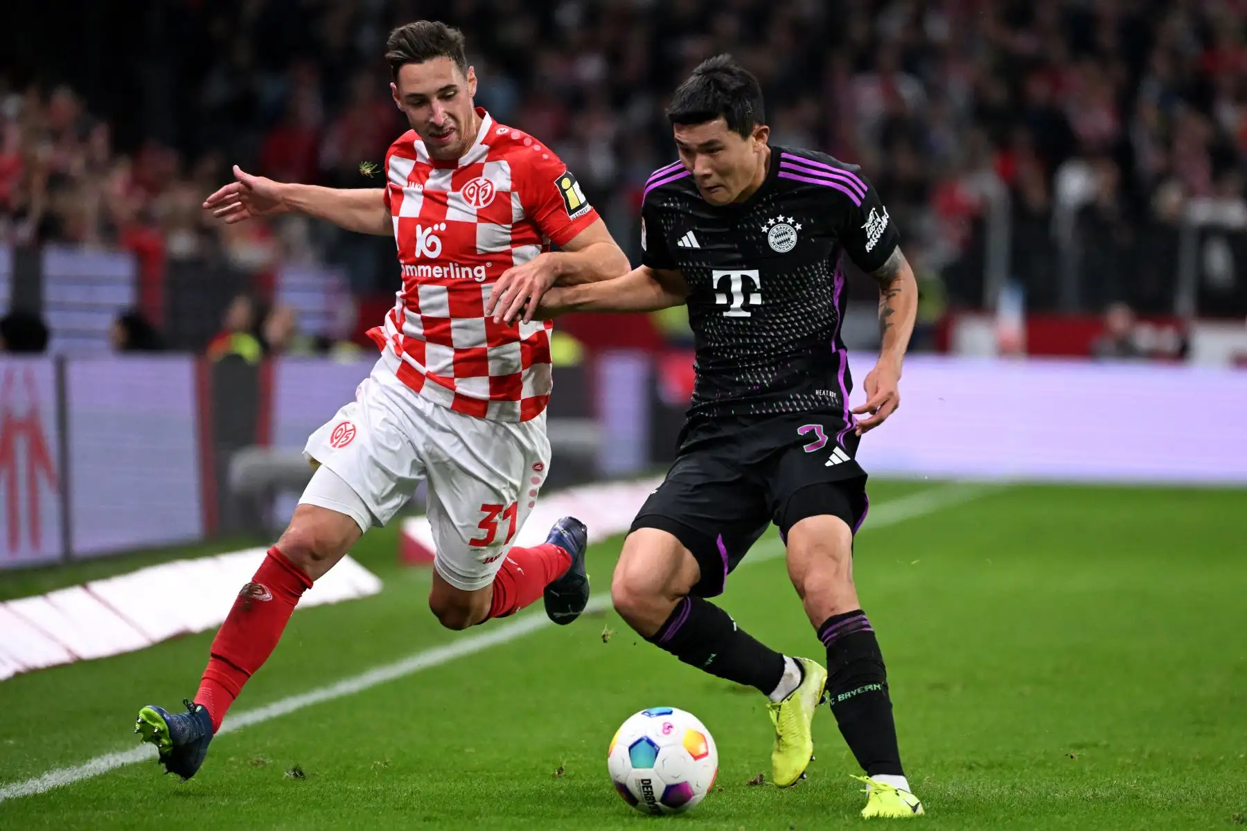 El centrocampista alemán de Mainz #31 Dominik Kohr (L) y el defensor surcoreano del Bayern Munich #03 Kim Min-jae compiten por el balón durante el partido de fútbol de la primera división alemana de la Bundesliga entre Mainz 05 y FC Bayern Munich en Mainz, oeste de Alemania, el 21 de octubre. , 2023.
Foto: AFP