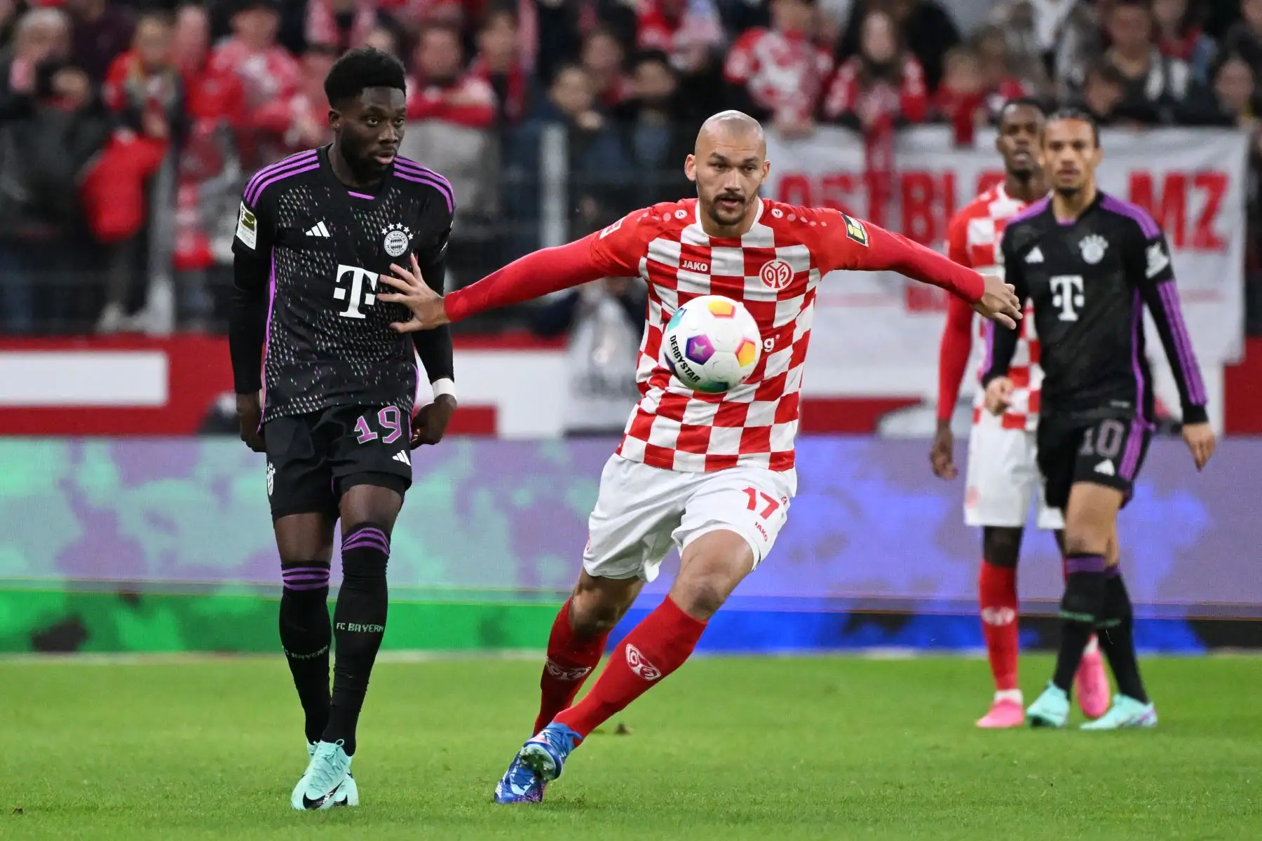 El delantero francés del Mainz #17 Ludovic Ajorque (R) y el mediocampista canadiense del Bayern Munich #19 Alphonso Davies compiten por el balón durante el partido de fútbol de la primera división alemana de la Bundesliga entre el Mainz 05 y el FC Bayern Munich en Mainz, oeste de Alemania, el 21 de octubre de 2023.
Foto: AFP