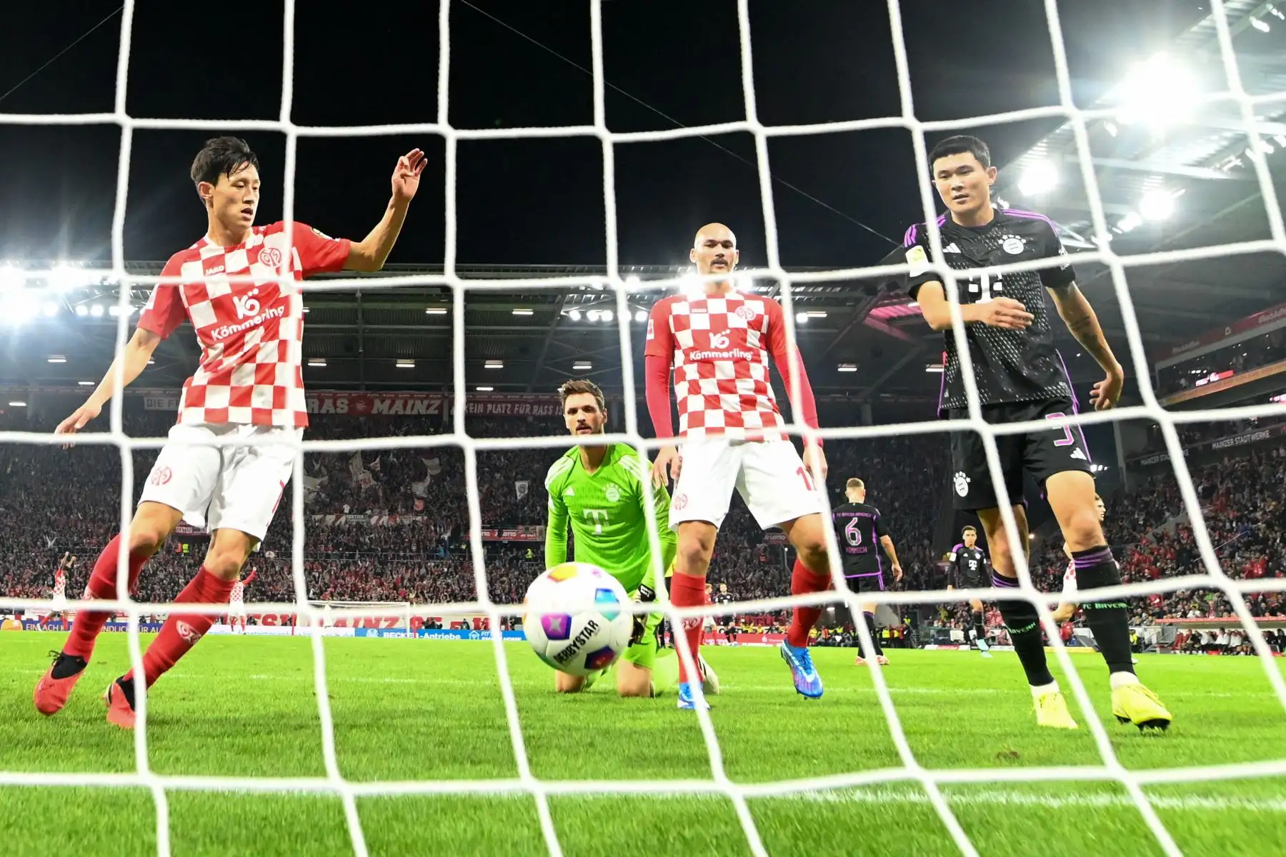 El portero alemán del Bayern Munich #26 Sven Ulreich (2L) y el defensor surcoreano del Bayern Munich #03 Kim Min-jae (R) reaccionan junto al mediocampista surcoreano del Mainz #07 Jae-sung Lee (L) y el delantero francés del Mainz #17 Ludovic Ajorque reacciona después de que el defensa francés #19 de Mainz, Anthony Caci (no en la foto), anotara el gol 1-2 durante el partido de fútbol de la primera división alemana de la Bundesliga entre Mainz 05 y el FC Bayern Munich en Mainz, Alemania occidental, el 21 de o