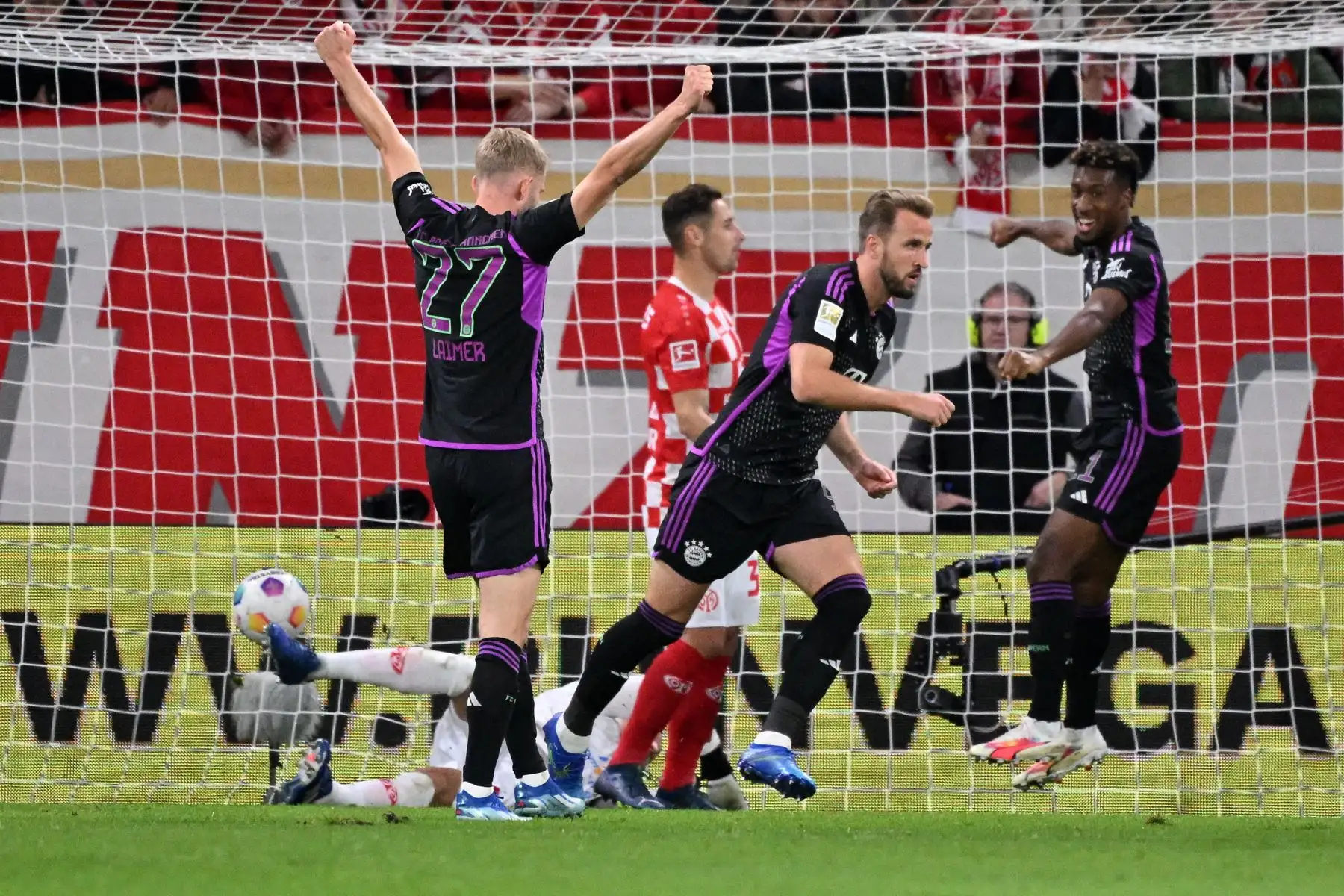 El delantero inglés del Bayern Munich #09 Harry Kane (2R) celebra marcar el gol 2-0 en el partido de fútbol de la primera división alemana de la Bundesliga entre Mainz 05 y FC Bayern Munich en Mainz, Alemania occidental, el 21 de octubre de 2023.
Foto: AFP