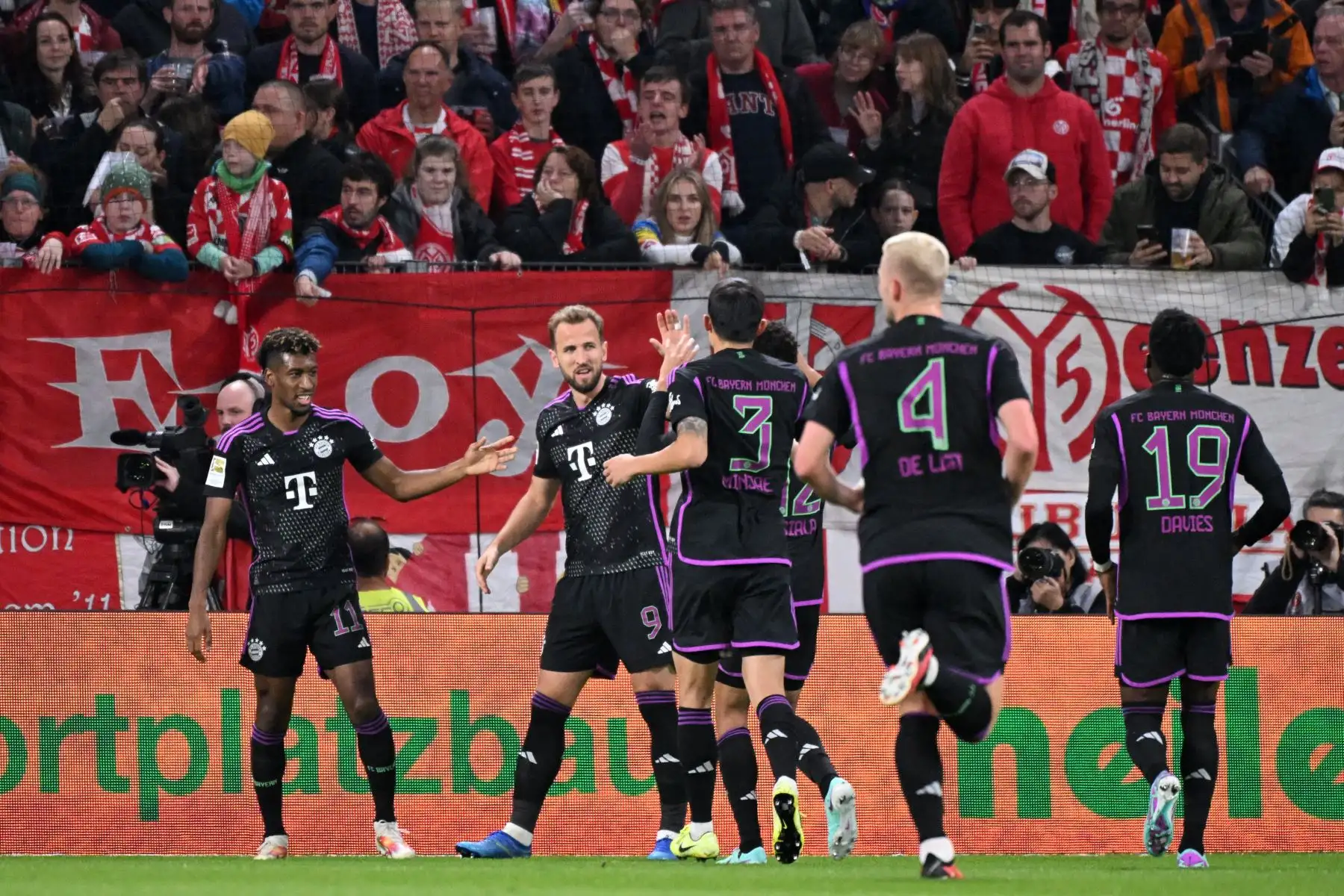 El delantero inglés del Bayern de Múnich # 09 Harry Kane (2L) celebra marcar el gol de 2-0 con sus compañeros de equipo en el partido de fútbol de la Bundesliga de primera división alemana entre Mainz 05 y el FC Bayern de Múnich en Mainz, Alemania occidental, el 21 de octubre de 2023.
Foto: AFP