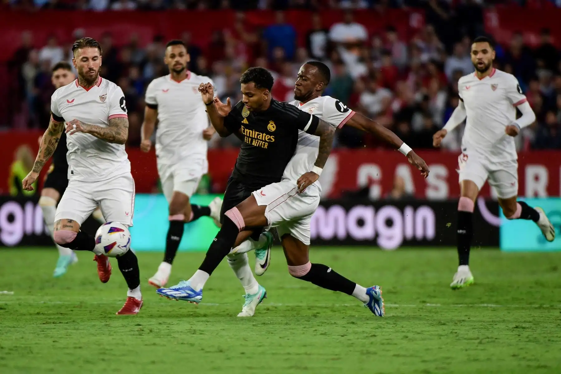 El delantero brasileño del Real Madrid #11 Rodrygo (C) lucha por el balón con el delantero belga #11 del Sevilla Dodi Lukebakio durante el partido de fútbol de la liga española entre el Sevilla FC y el Real Madrid CF en el estadio Ramón Sánchez Pizjuán de Sevilla el 21 de octubre de 2023.
Foto: AFP