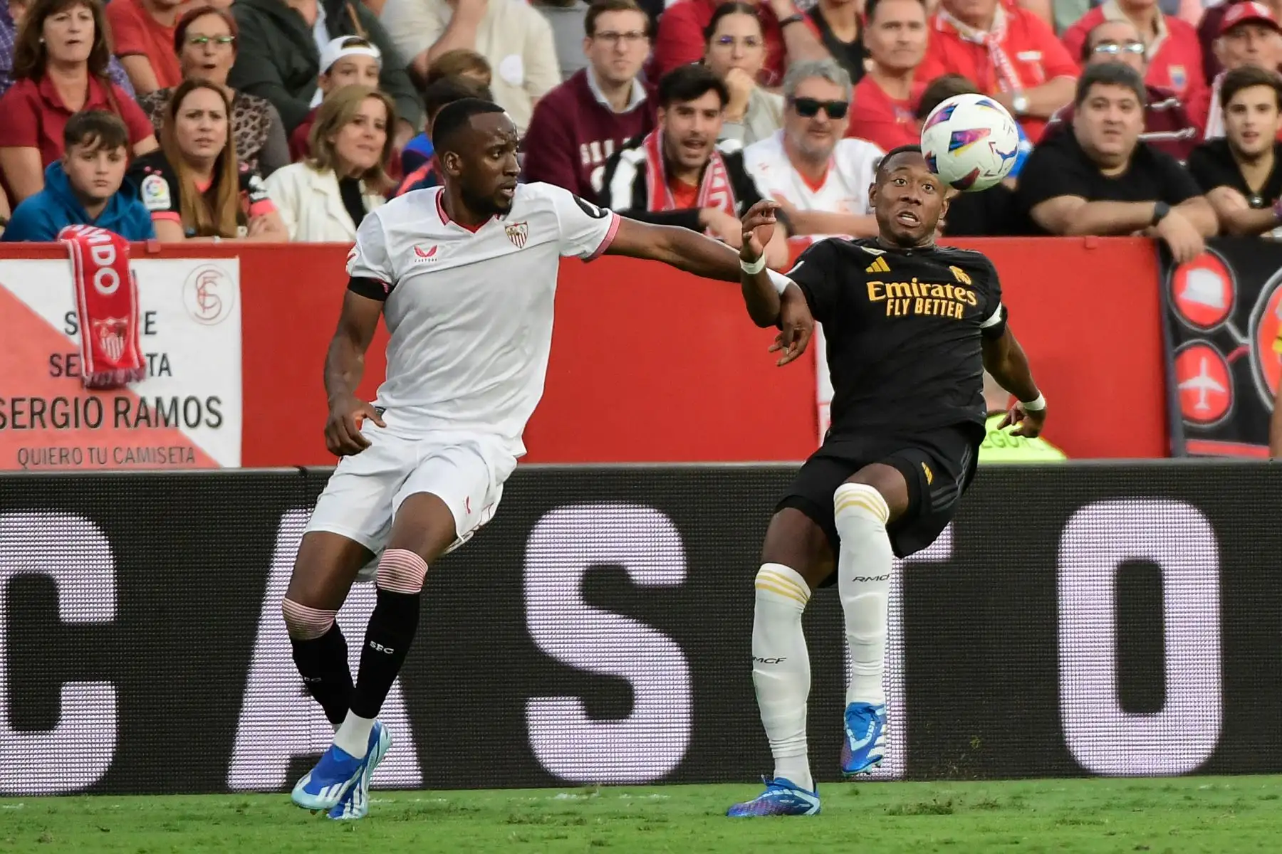 El delantero belga #11 del Sevilla Dodi Lukebakio (L) lucha por el balón con el defensa austriaco #04 del Real Madrid David Alaba durante el partido de fútbol de la liga española entre el Sevilla FC y el Real Madrid CF en el estadio Ramón Sánchez Pizjuán de Sevilla el 21 de octubre de 2023.
Foto: AFP