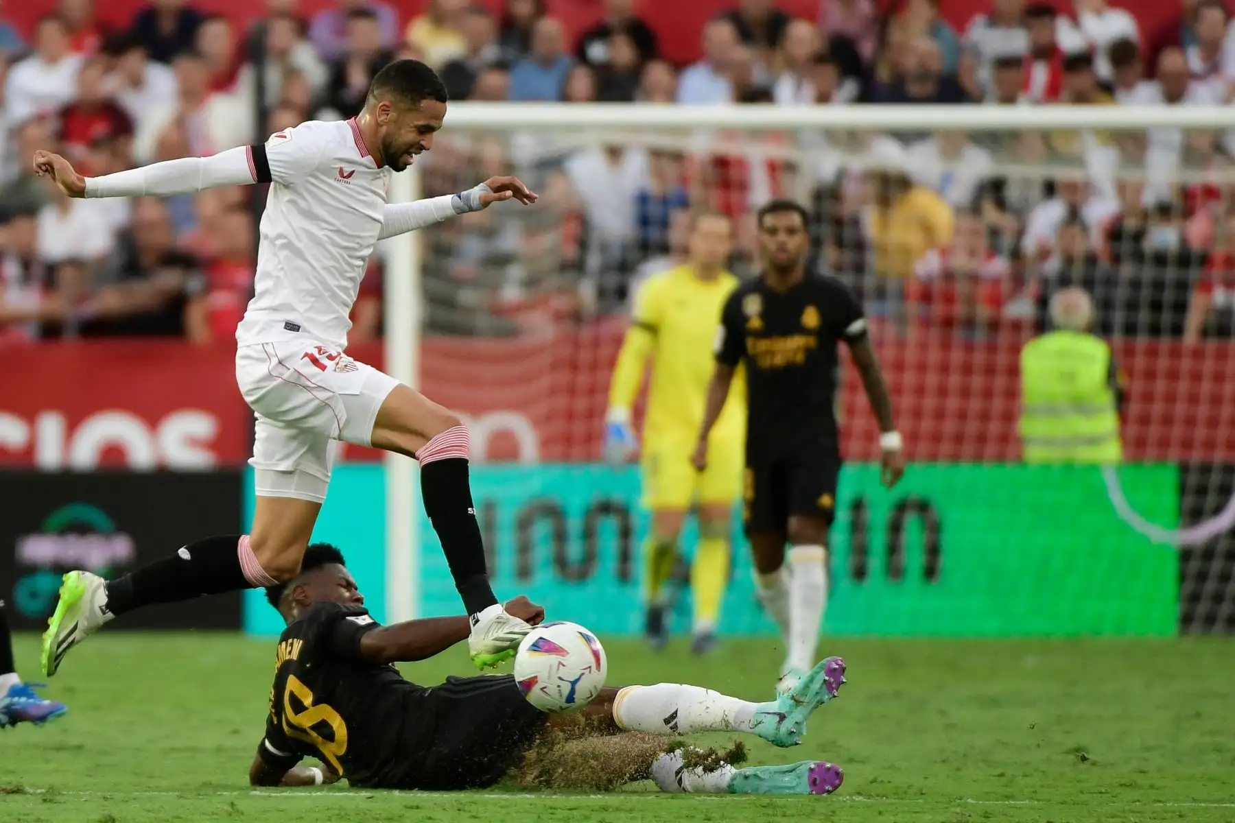 El delantero marroquí del Sevilla #15 Youssef En-Nesyri (arriba) salta sobre el defensor francés del Real Madrid #18 Aurelien Tchouameni durante el partido de fútbol de la liga española entre el Sevilla FC y el Real Madrid CF en el estadio Ramón Sánchez Pizjuan de Sevilla el 21 de octubre de 2023.
Foto: AFP