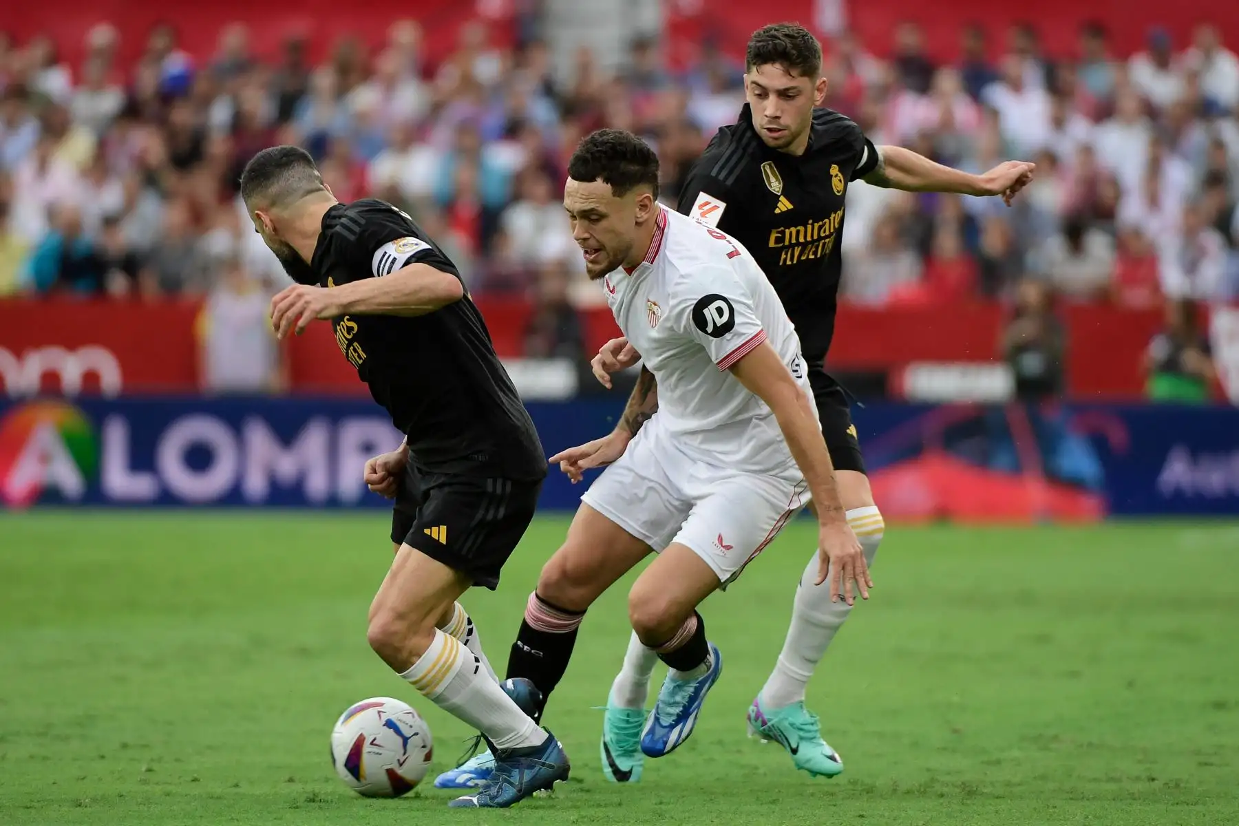 El delantero argentino del Sevilla #05 Lucas Ocampos (C) lucha por el balón con el defensor español del Real Madrid #02 Dani Carvajal (L) y el centrocampista uruguayo del Real Madrid #15 Federico Valverde durante el partido de fútbol de la liga española entre el Sevilla FC y el Real Madrid CF en el Estadio Ramón Sánchez Pizjuán de Sevilla el 21 de octubre de 2023.
Foto: AFP