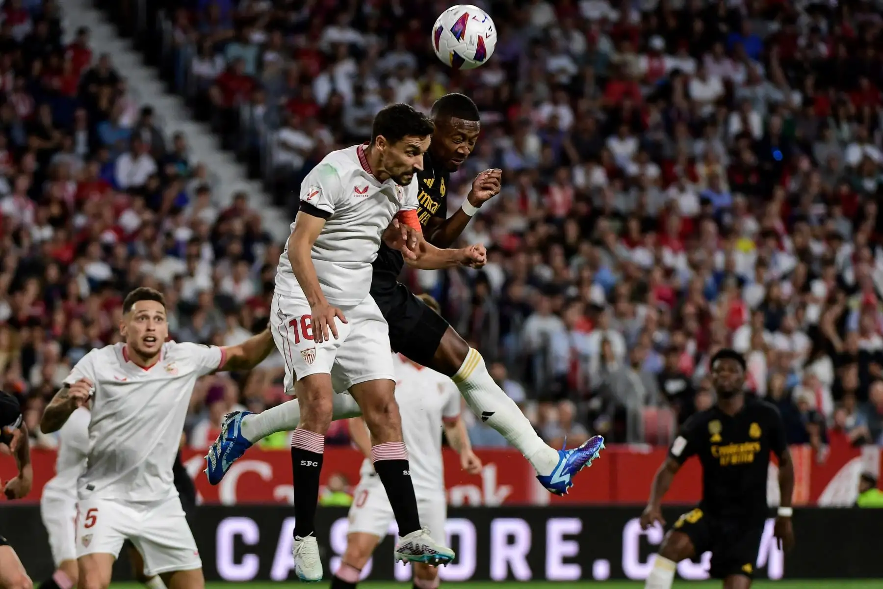El centrocampista español del Sevilla #16 Jesús Navas y el defensor austriaco del Real Madrid #04 David Alaba saltan al balón durante el partido de fútbol de la liga española entre el Sevilla FC y el Real Madrid CF en el estadio Ramón Sánchez Pizjuán de Sevilla el 21 de octubre de 2023.
Foto: AFP