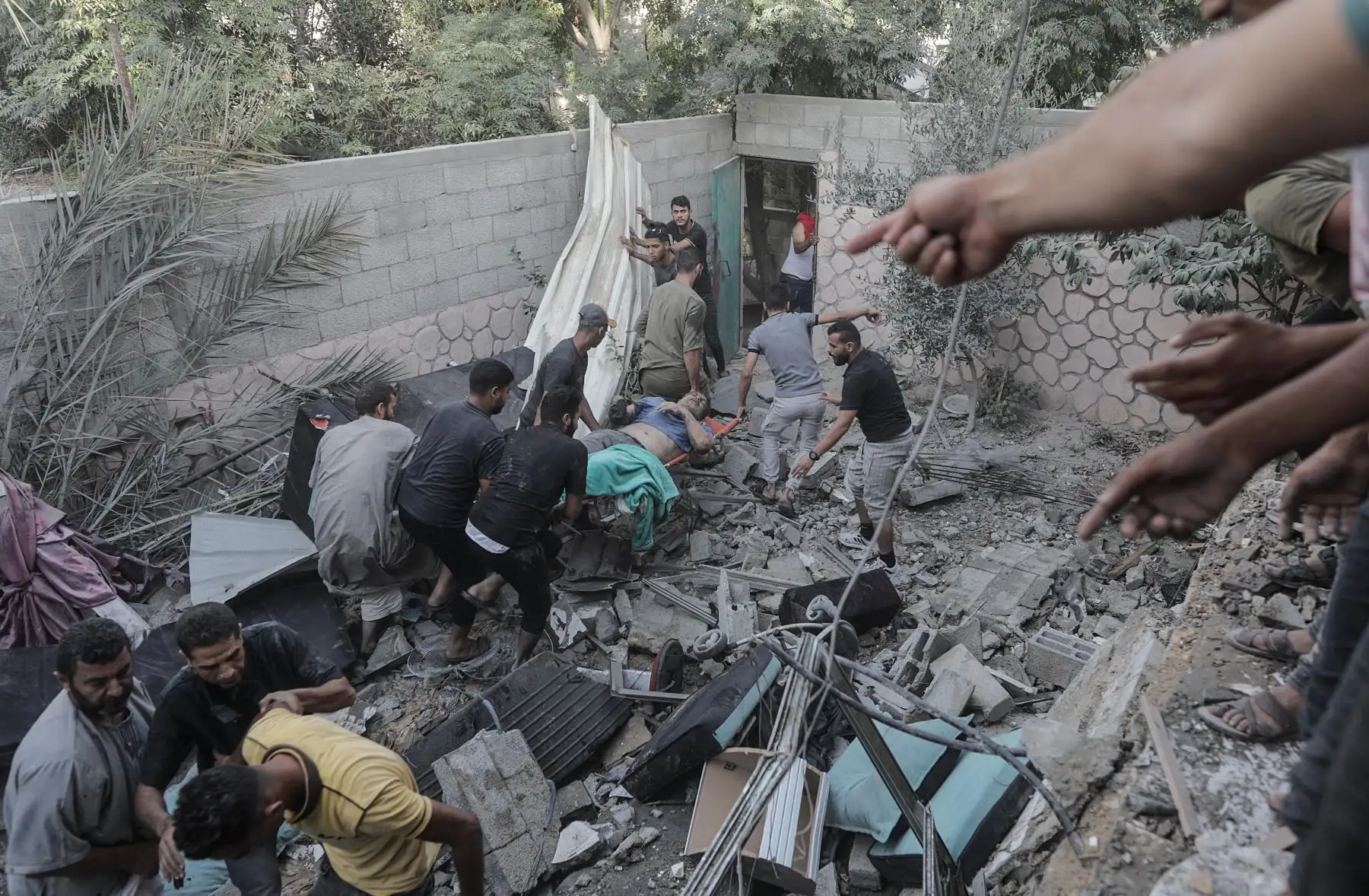 Los palestinos recuperan a un superviviente entre los escombros de un edificio residencial derribado por un ataque aéreo, en el campo de refugiados de Khan Younis, en el sur de la Franja de Gaza.
Foto: EFE
