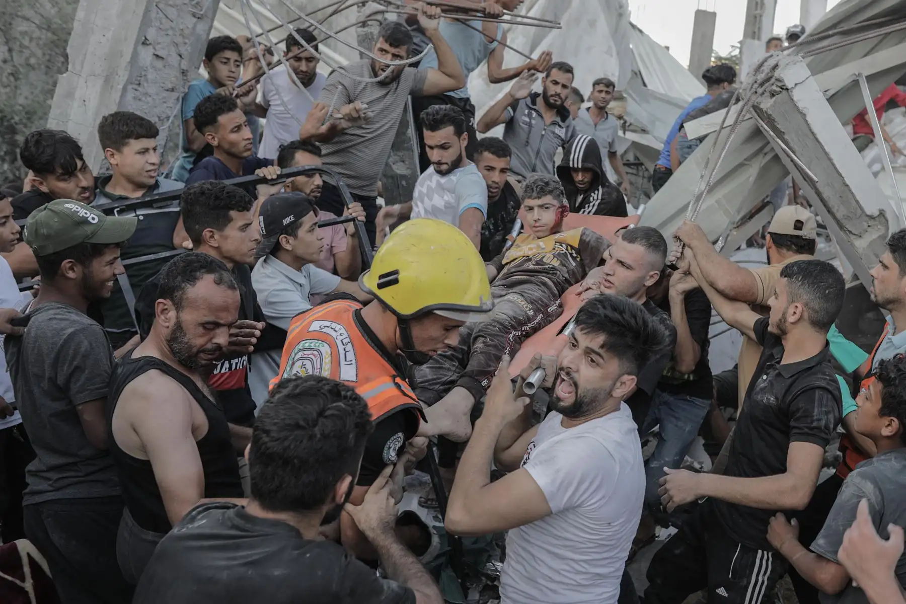 Los palestinos recuperan a un superviviente entre los escombros de un edificio residencial derribado por un ataque aéreo, en el campo de refugiados de Khan Younis, en el sur de la Franja de Gaza.
Foto: EFE