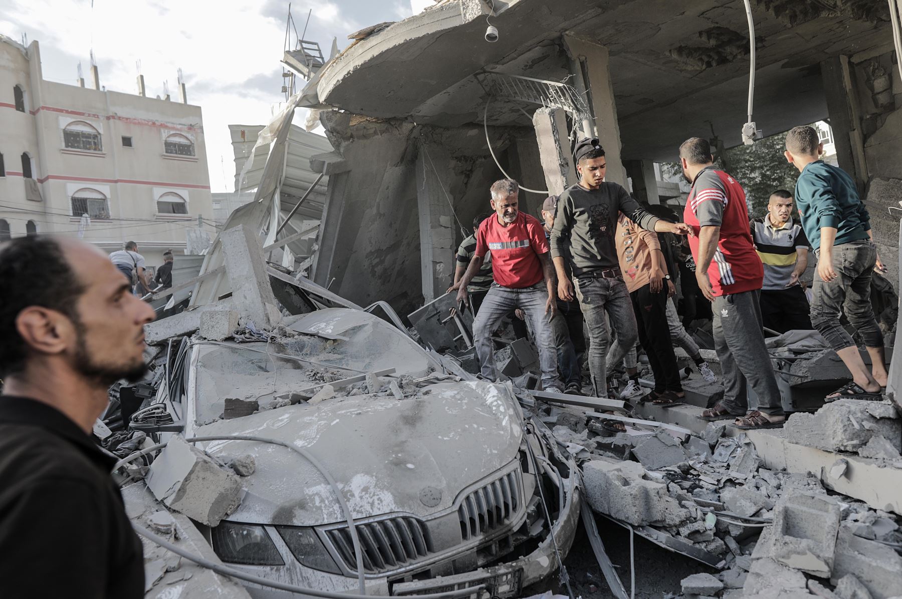 Palestinos buscan cadáveres y supervivientes entre los escombros de un edificio residencial derribado durante un ataque aéreo, en el campo de refugiados de Khan Younis, en el sur de la Franja de Gaza.
Foto: EFE