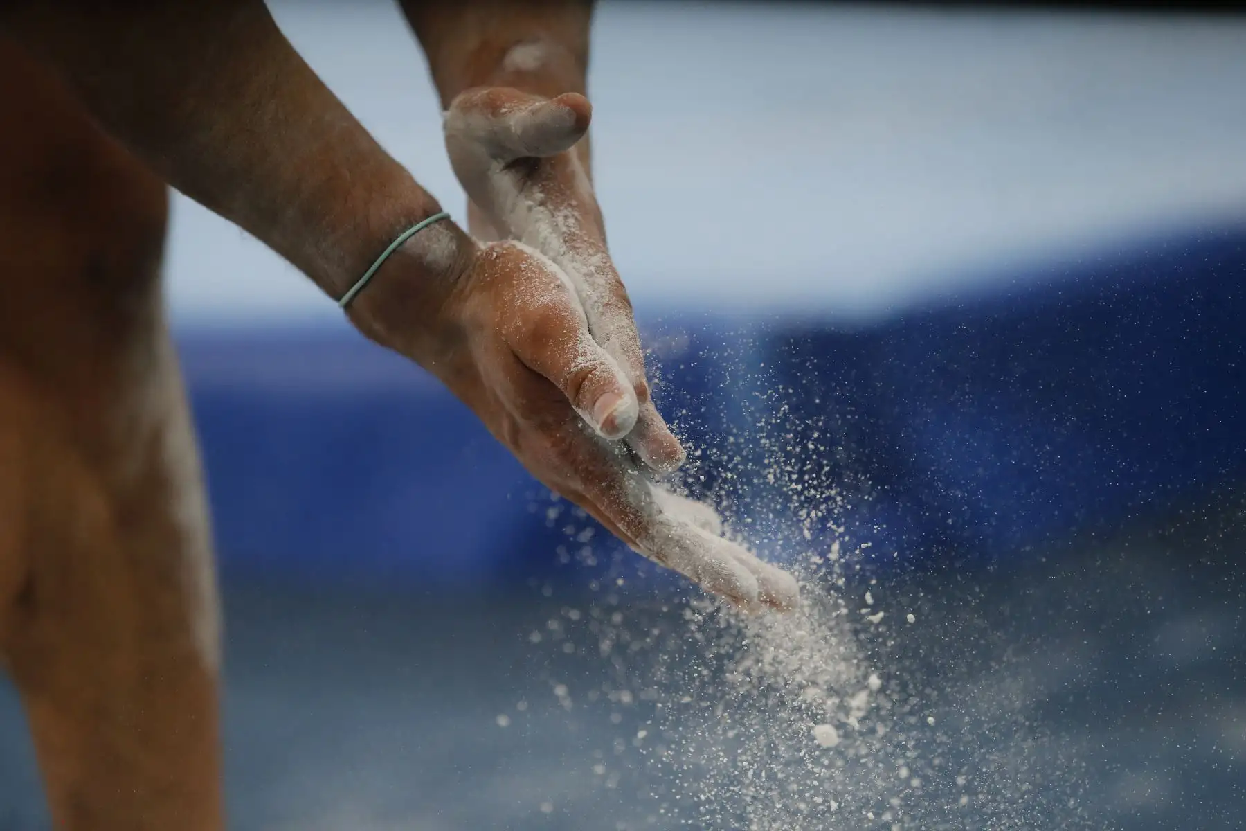 Un deportista compite en la gimnasia rítmica masculina hoy, durante los Juegos Panamericanos 2023 en Santiago (Chile). 
Foto: EFE