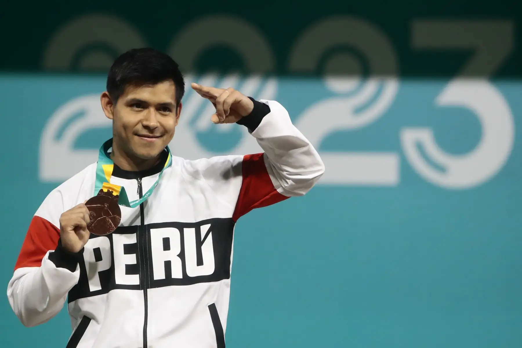 Luis Bardales de Perú celebra su medalla de bronce en levantamiento de pesas 61kg hoy, durante los Juegos Panamericanos 2023 en Santiago (Chile). 
Foto: EFE