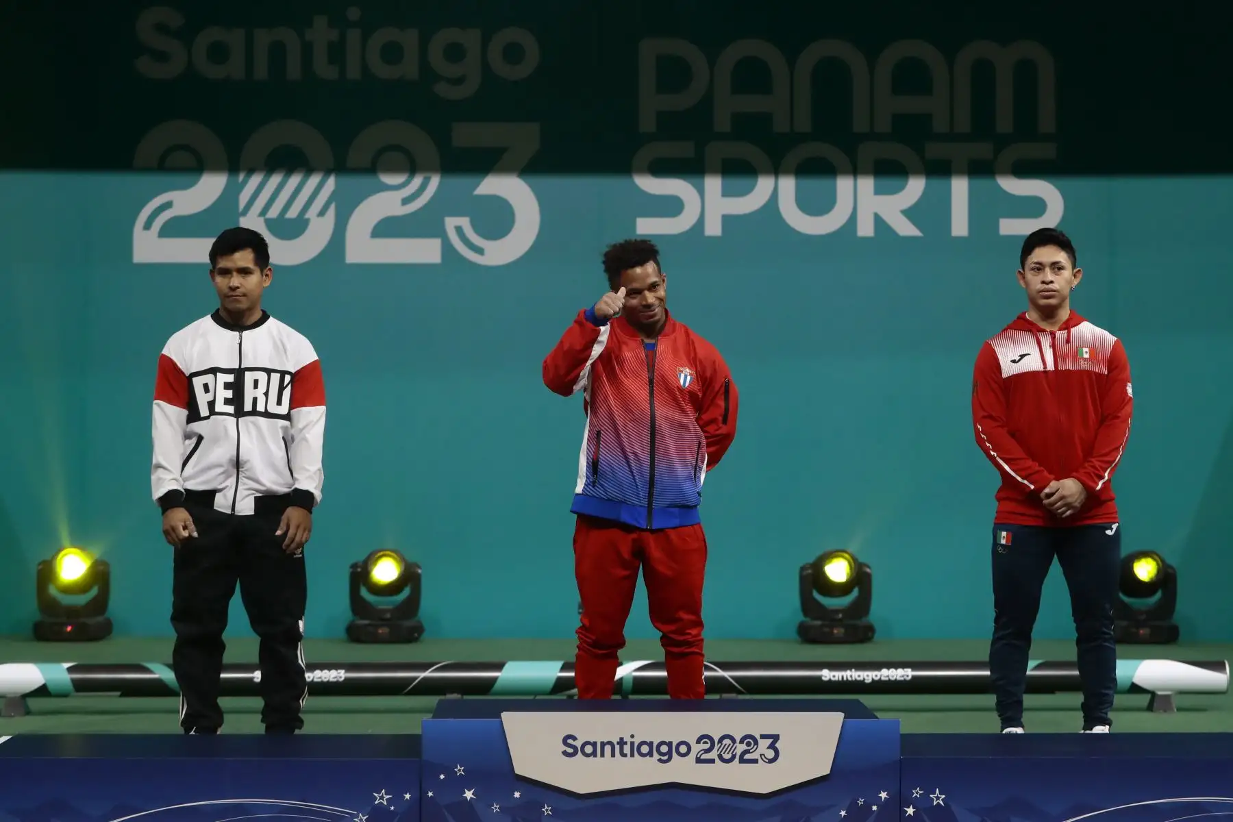 Arley Calderón de Cuba, medalla de oro, Luis Bardales  de Perú, medalla de plata, y Víctor Guemez de México, bronce, posan el podio de levantamiento de pesas 61kg hoy, durante los Juegos Panamericanos 2023 en Santiago ( Chile).
Foto: EFE